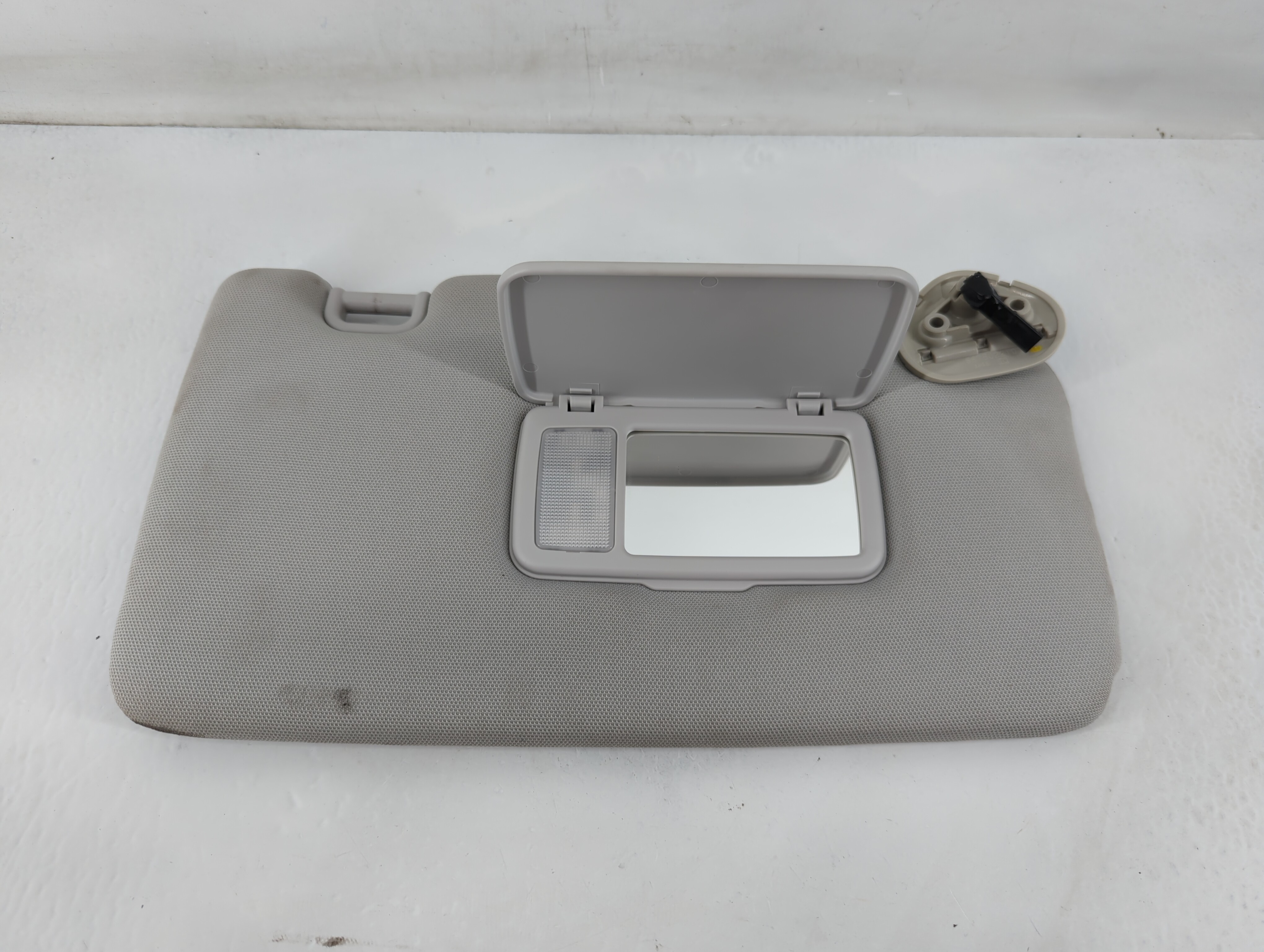 2017-2018 Subaru Forester Passenger Sun Visor Mirror Right Sunvisor Grey 819731 - Oemusedautoparts1.com