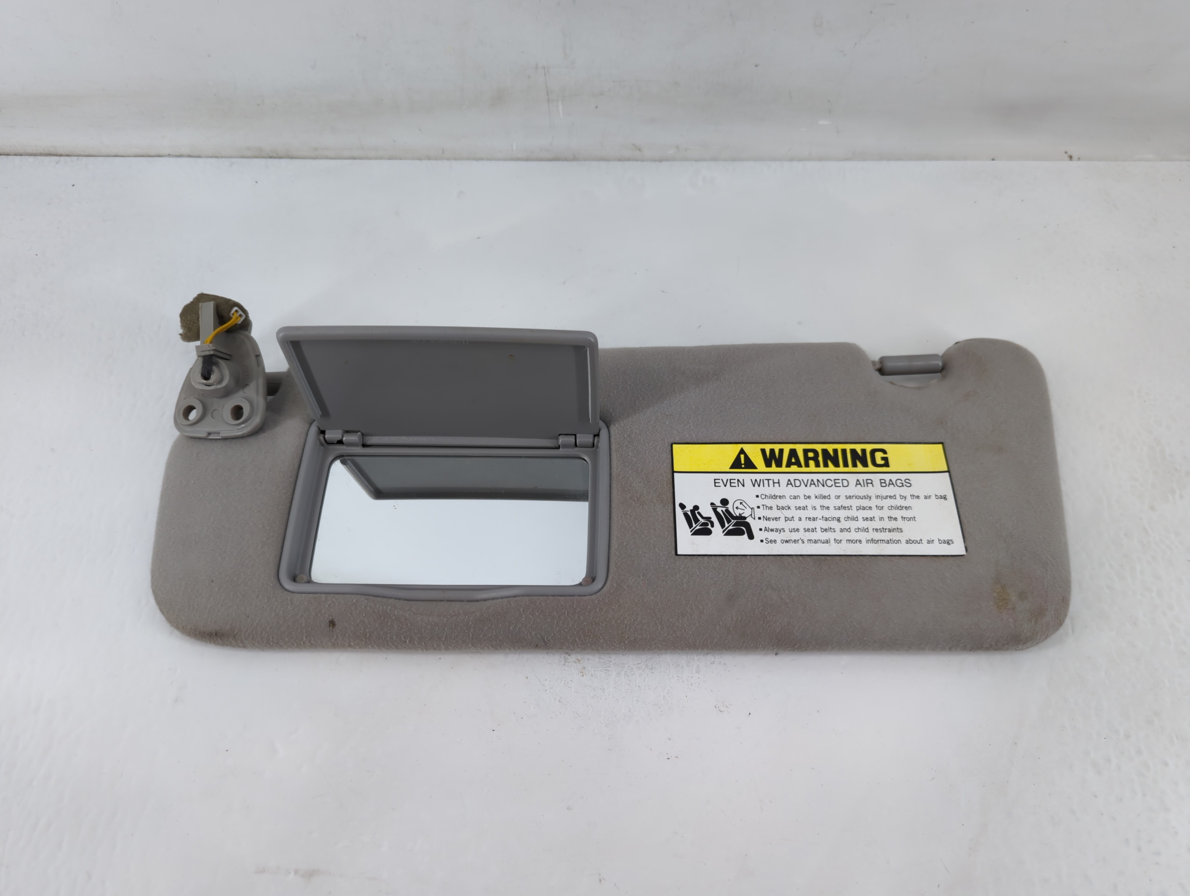 2006-2007 Hyundai Sonata Driver Sun Visor Mirror Left Sunvisor Grey 819791 - Oemusedautoparts1.com
