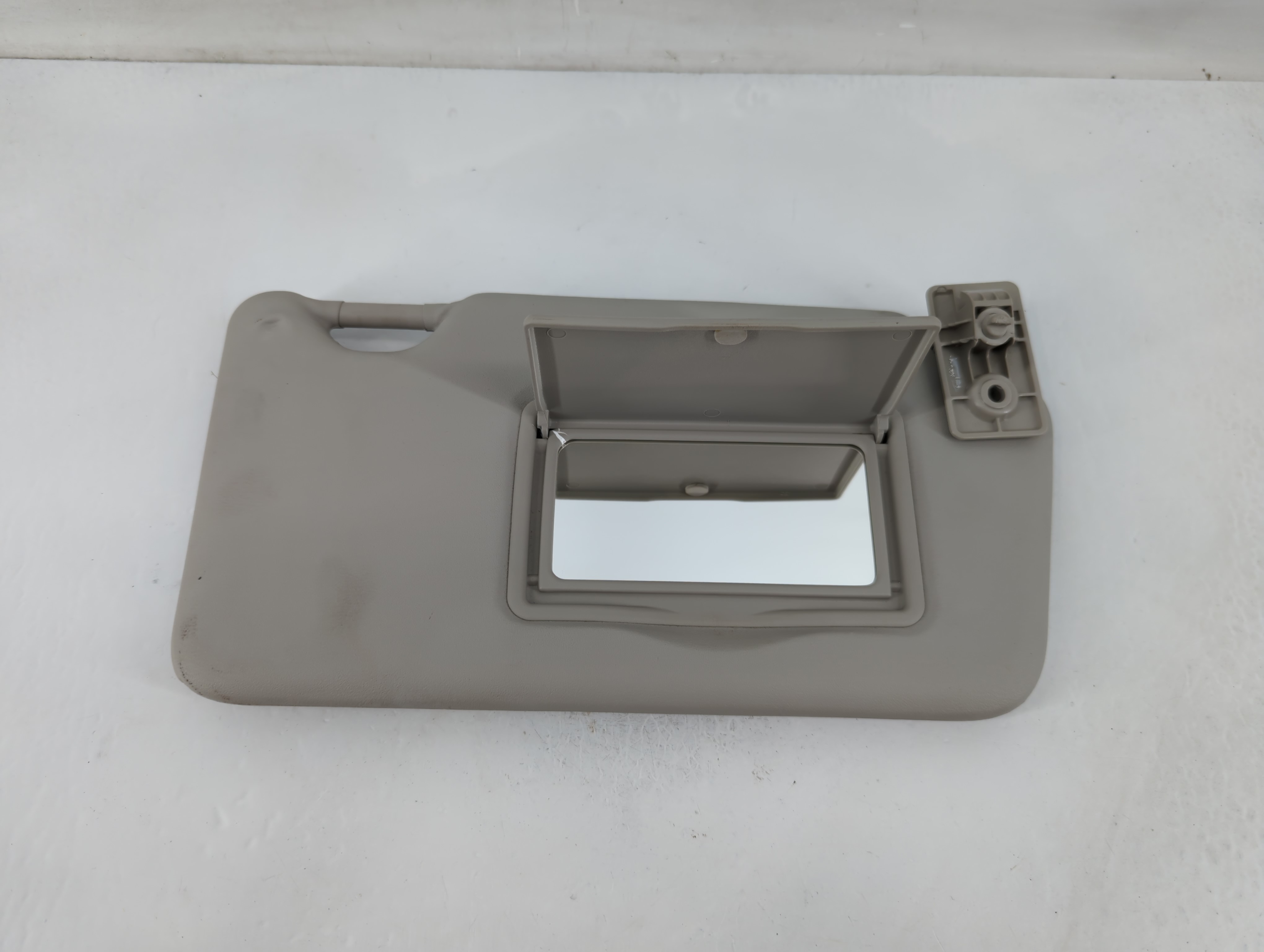 2013-2015 Nissan Versa Passenger Sun Visor Mirror Right Sunvisor Grey 819802 - Oemusedautoparts1.com