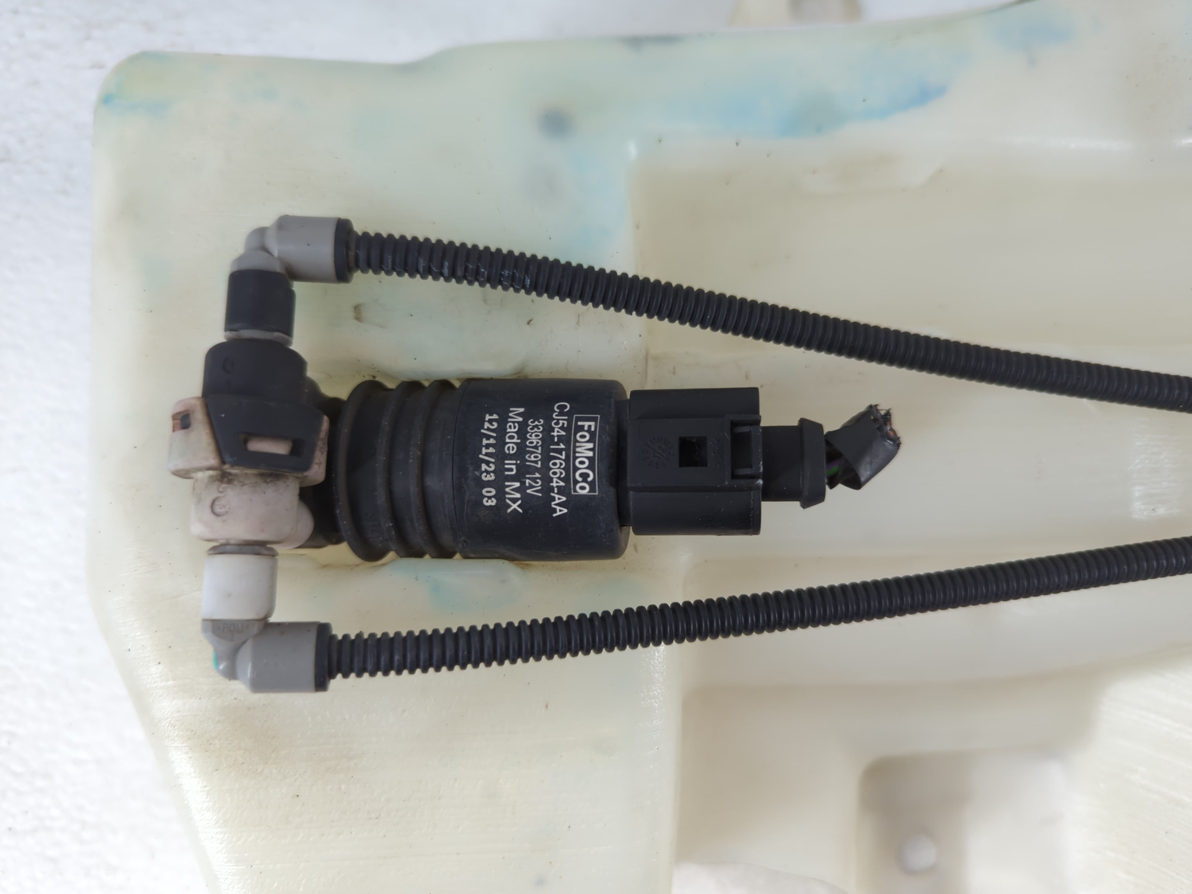 Picture of 2013-2014 Ford Escape Windshield Washer Fluid Reservoir Bottle Oem 819917