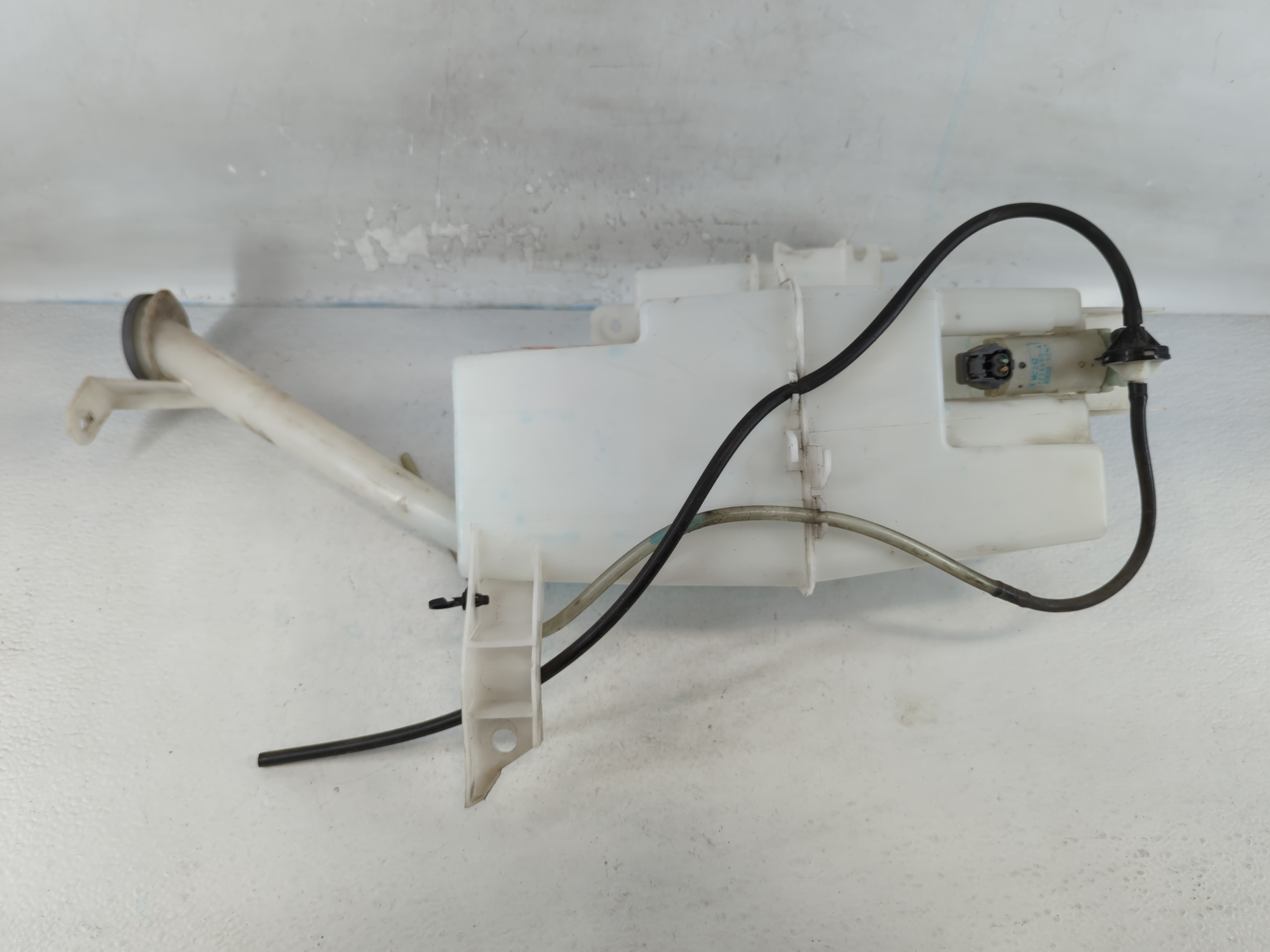 2008-2015 Nissan Rogue Windshield Washer Fluid Reservoir Bottle Oem 819932 - Oemusedautoparts1.com