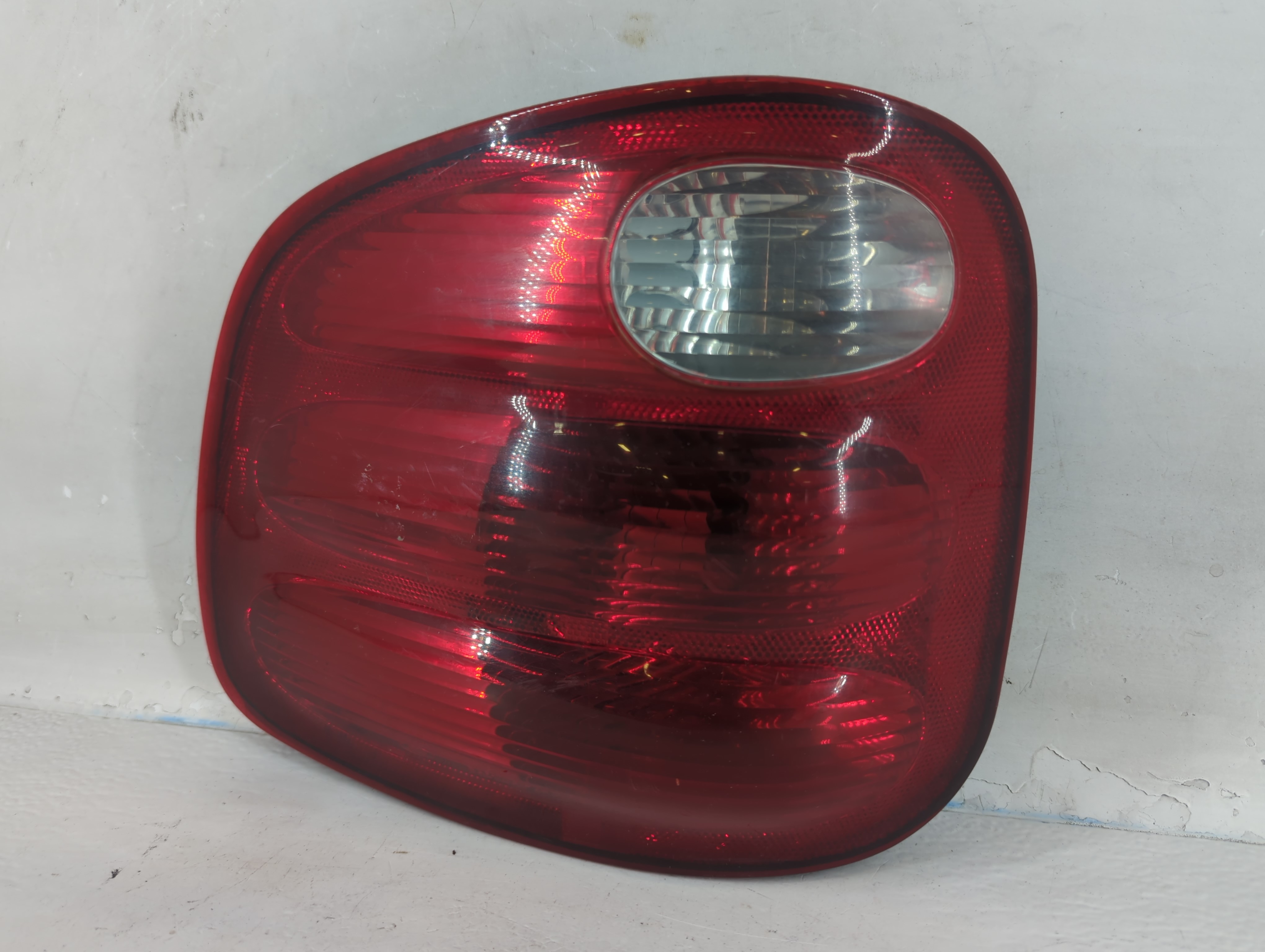 2000-2003 Ford F-150 Driver Left Side Tail Light Taillight Oem 819994 - Oemusedautoparts1.com
