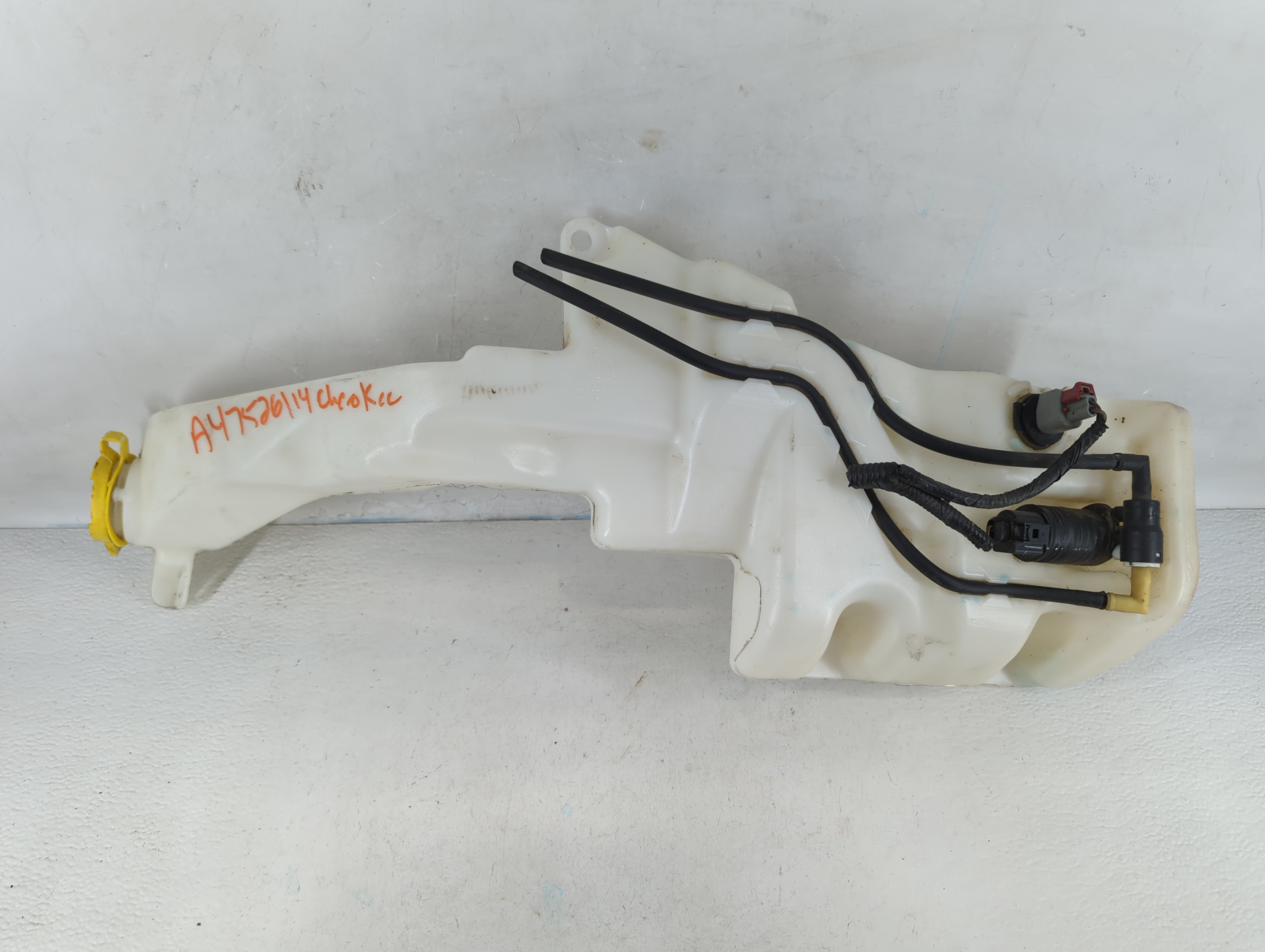 2014-2018 Jeep Cherokee Windshield Washer Fluid Reservoir Bottle Oem 820002 - Oemusedautoparts1.com
