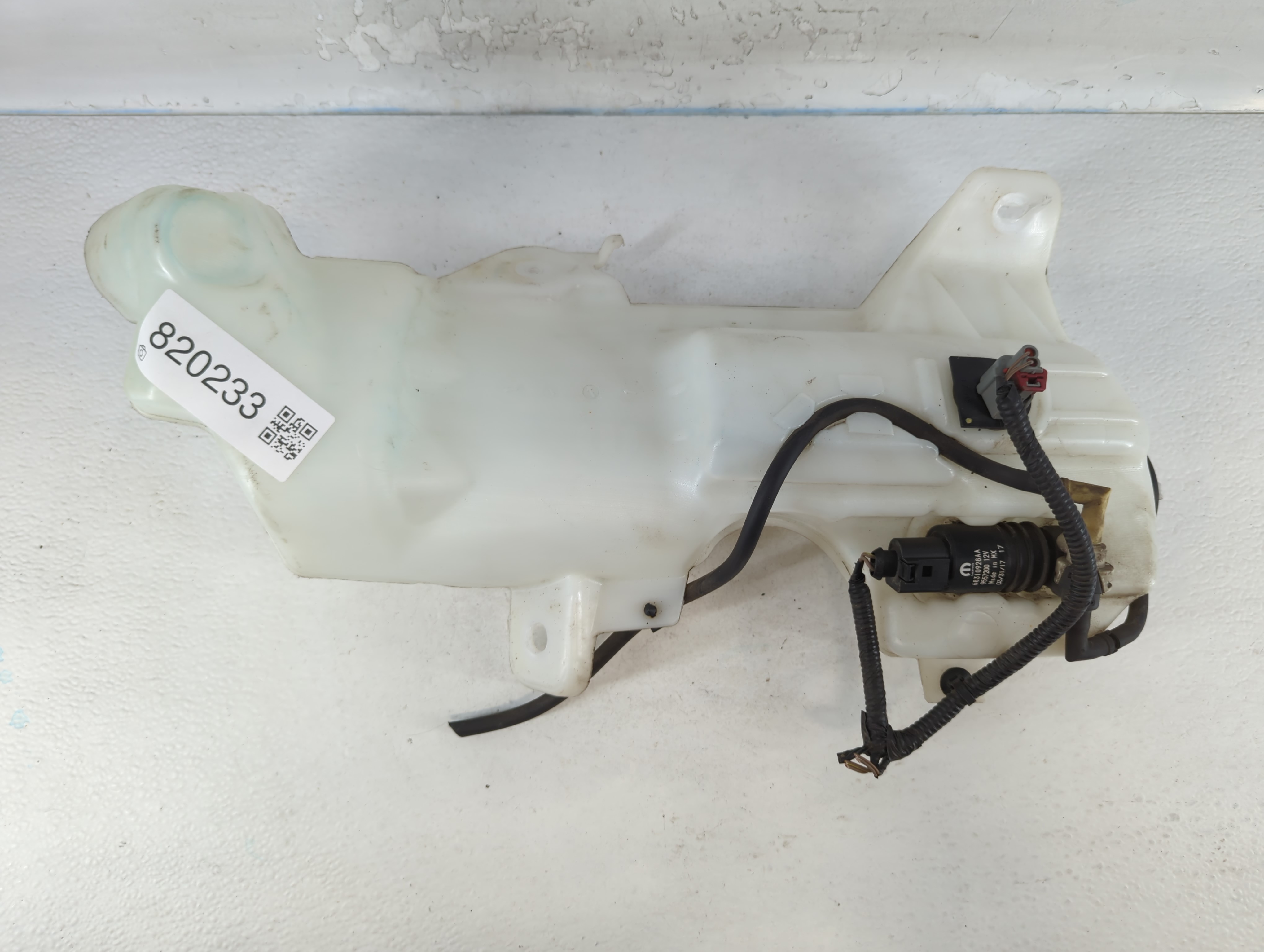 2017-2021 Chrysler Pacifica Windshield Washer Fluid Reservoir Bottle Oem 820233 - Oemusedautoparts1.com