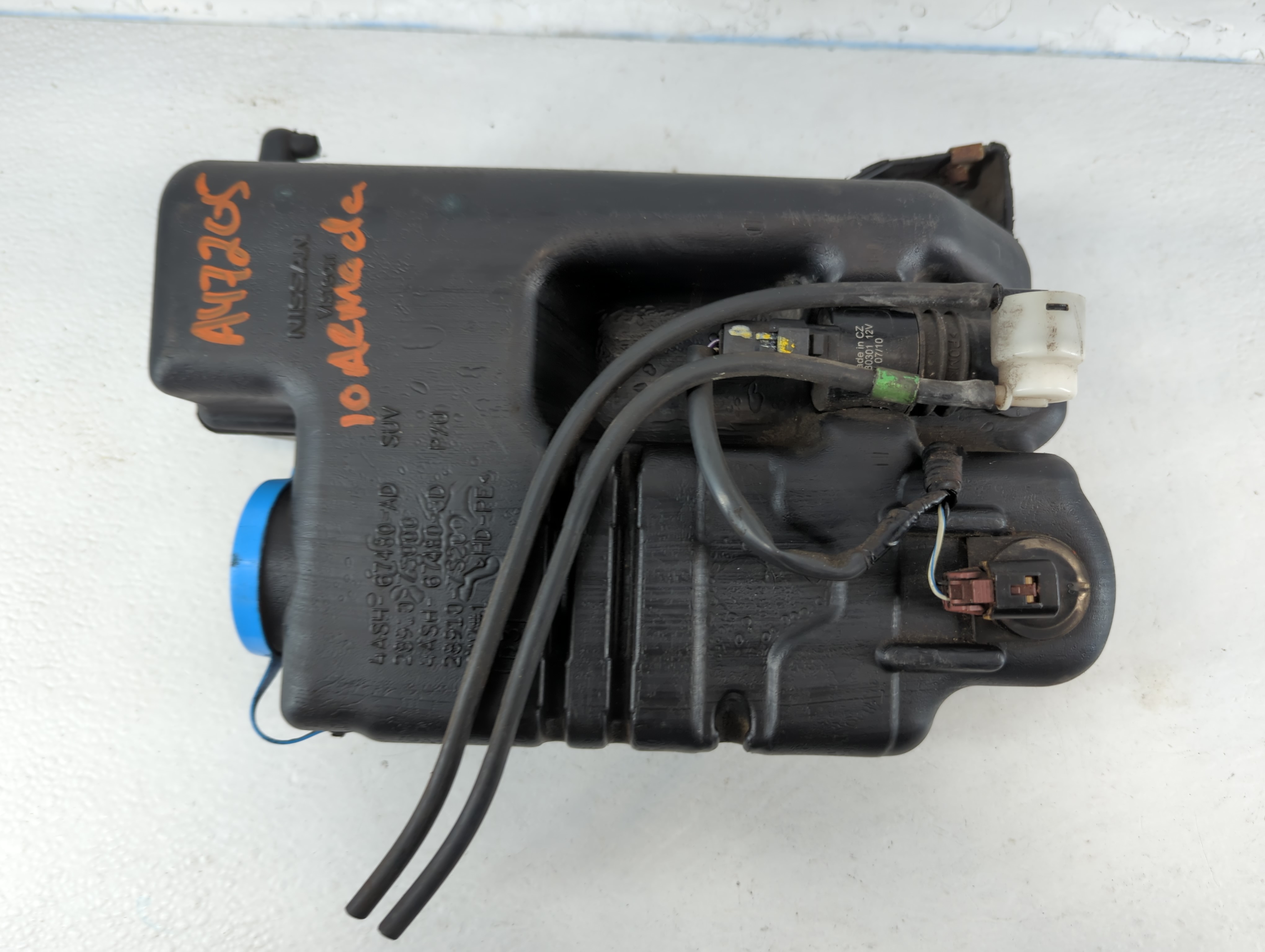 Picture of 2005-2015 Nissan Armada Windshield Washer Fluid Reservoir Bottle Oem 820234