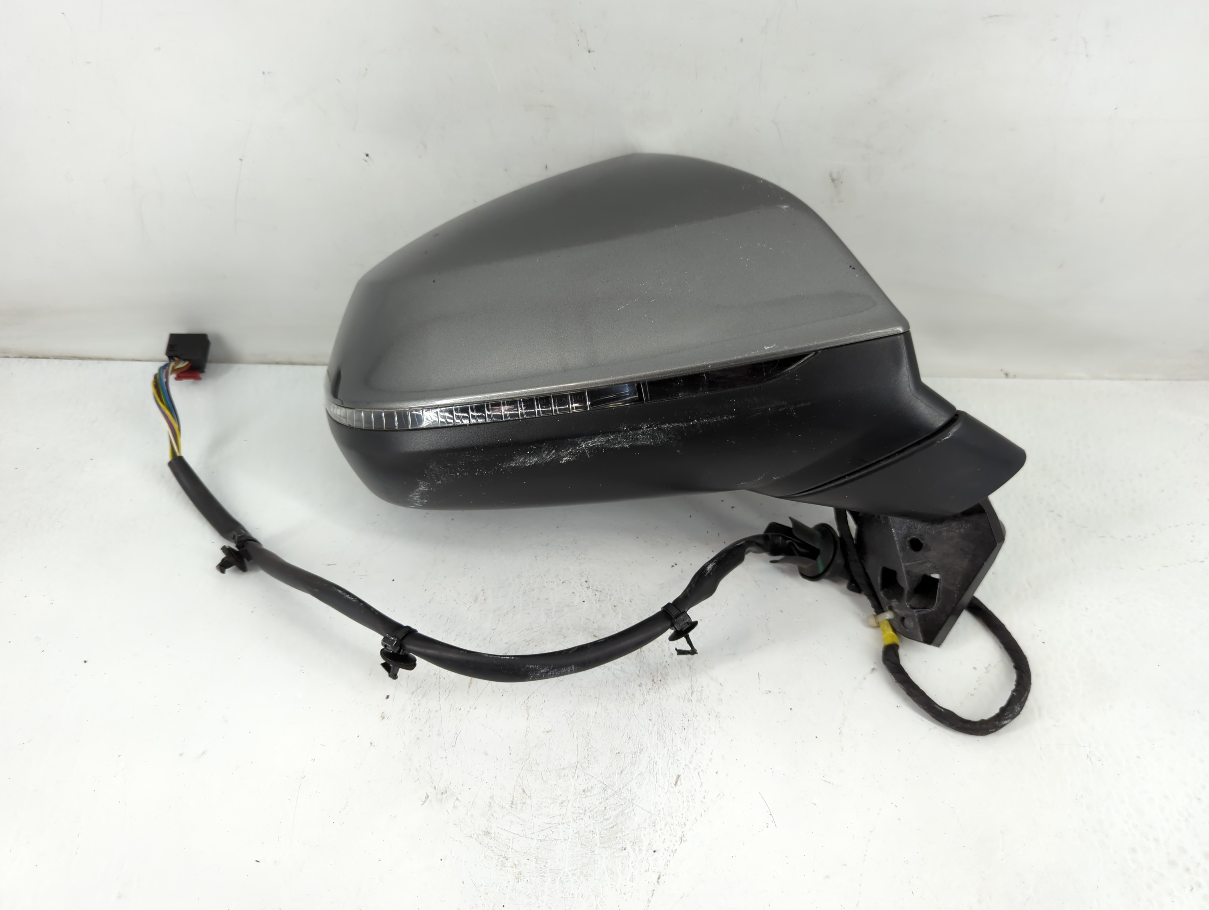 2017-2019 Audi Q7 Passenger Right Side View Power Door Mirror Grey 820771 - Oemusedautoparts1.com
