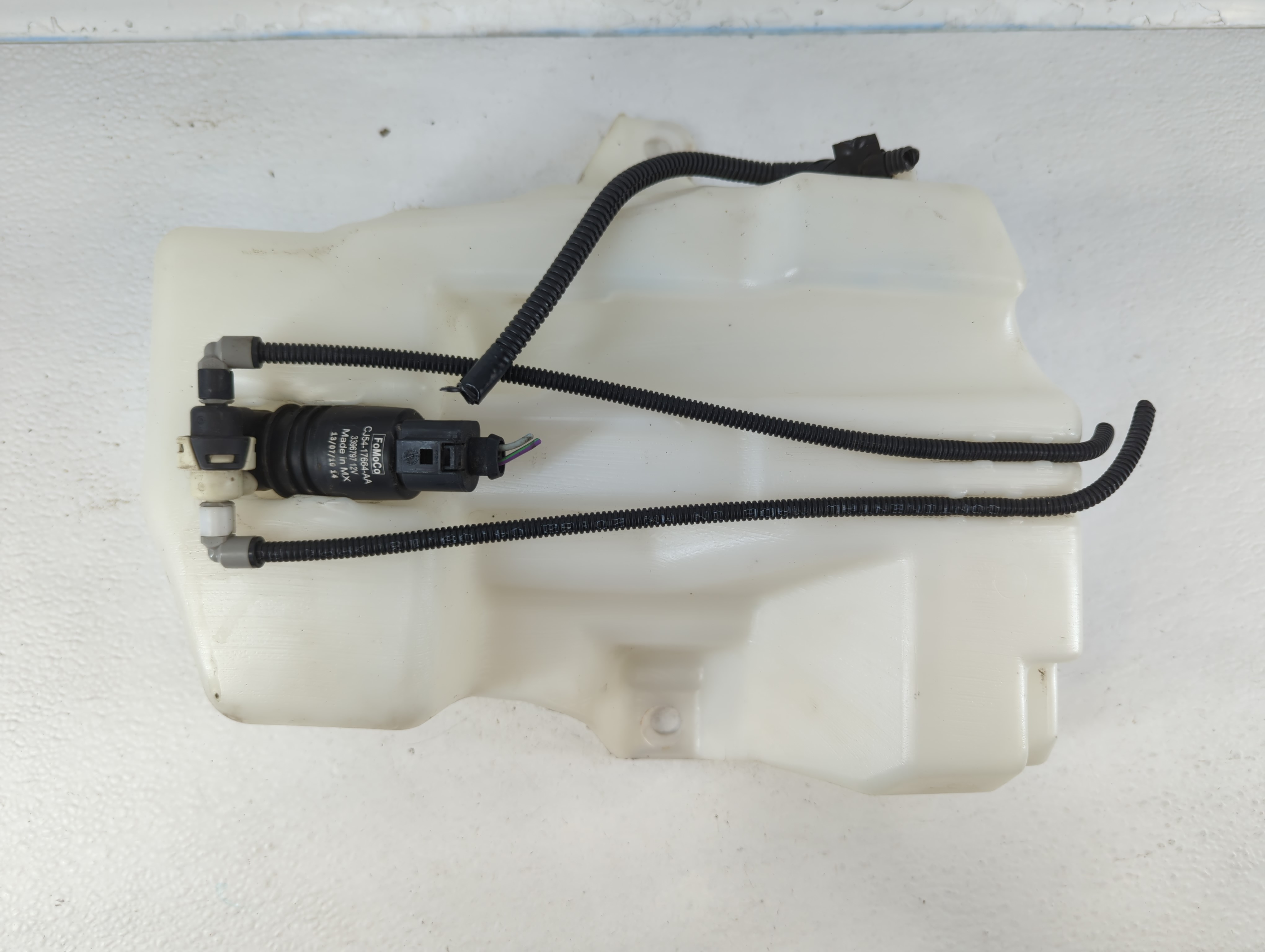 2013-2014 Ford Escape Windshield Washer Fluid Reservoir Bottle Oem 820783 - Oemusedautoparts1.com
