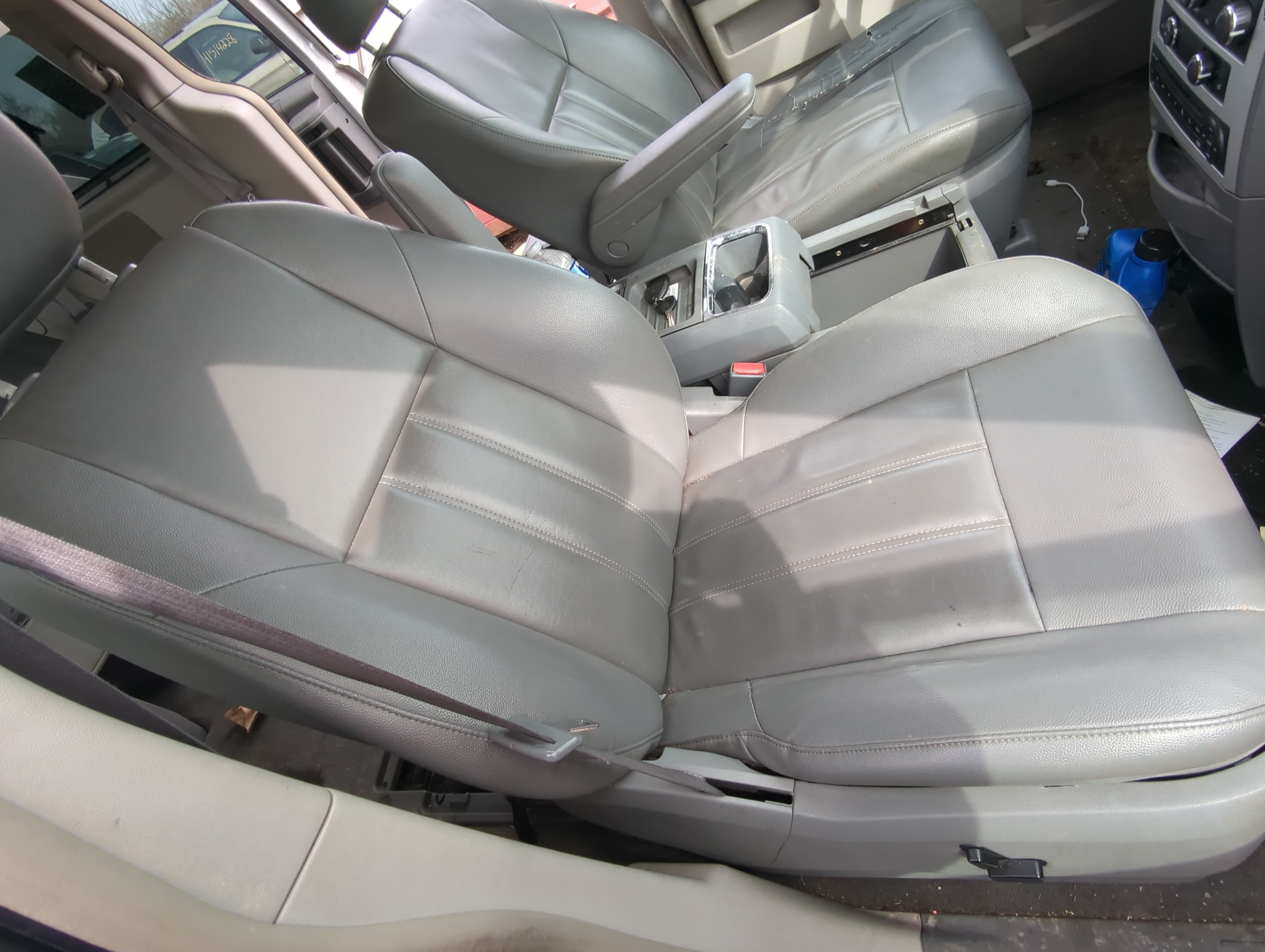 Picture of 2008-2010 Chrysler Town & Country Passenger Front Seat Oem 821369