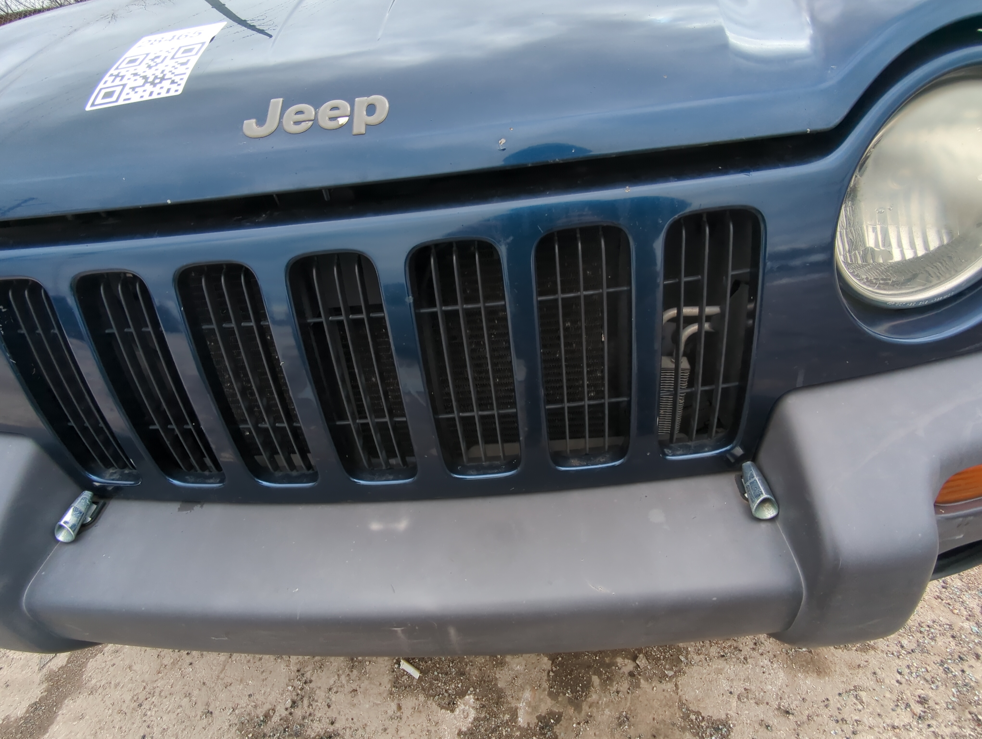 Picture of 2002-2004 Jeep Liberty Front Bumper Grille 821583