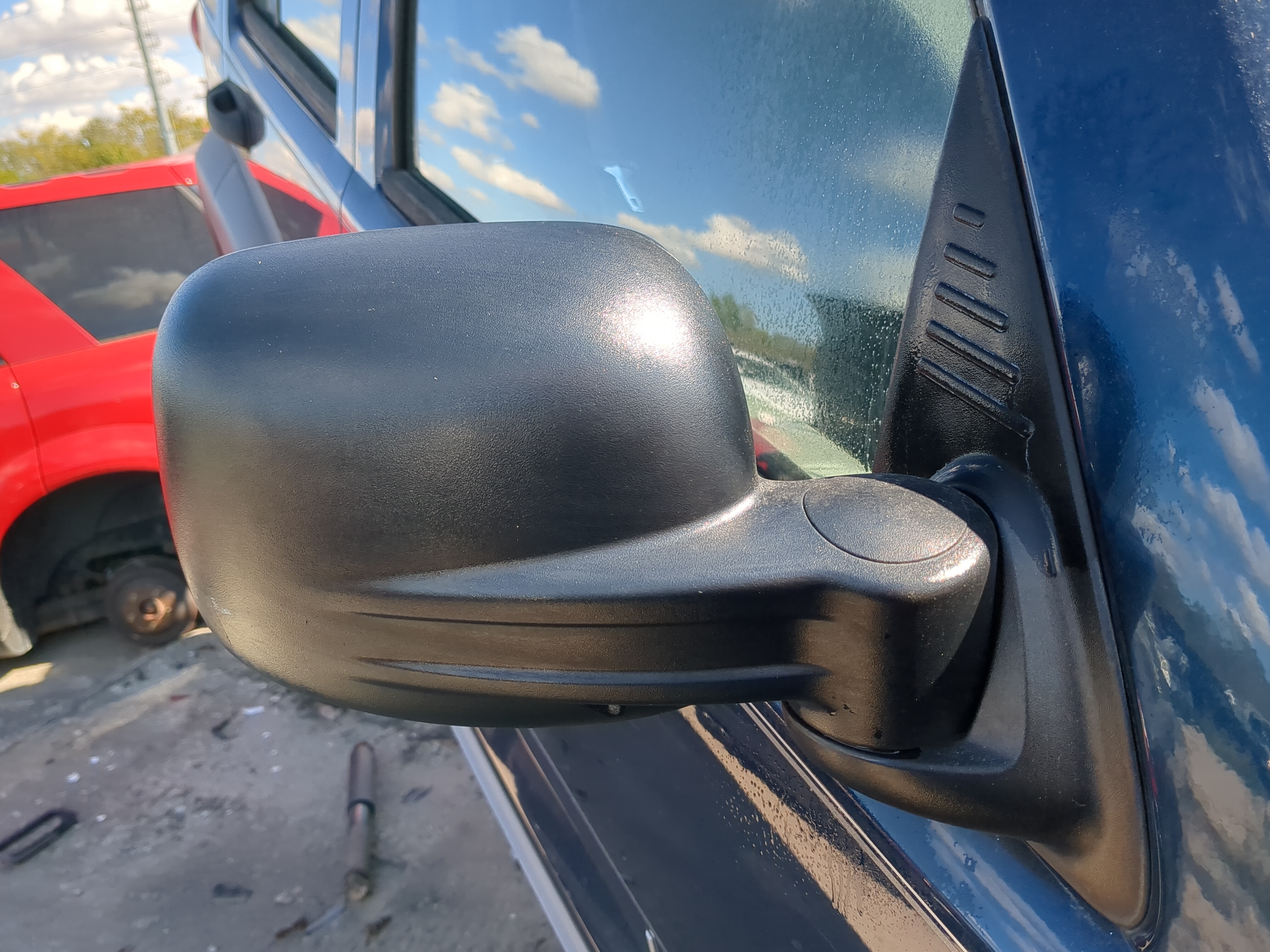 2002-2007 Jeep Liberty Passenger Right Side View Power Door Mirror 821647 - Oemusedautoparts1.com
