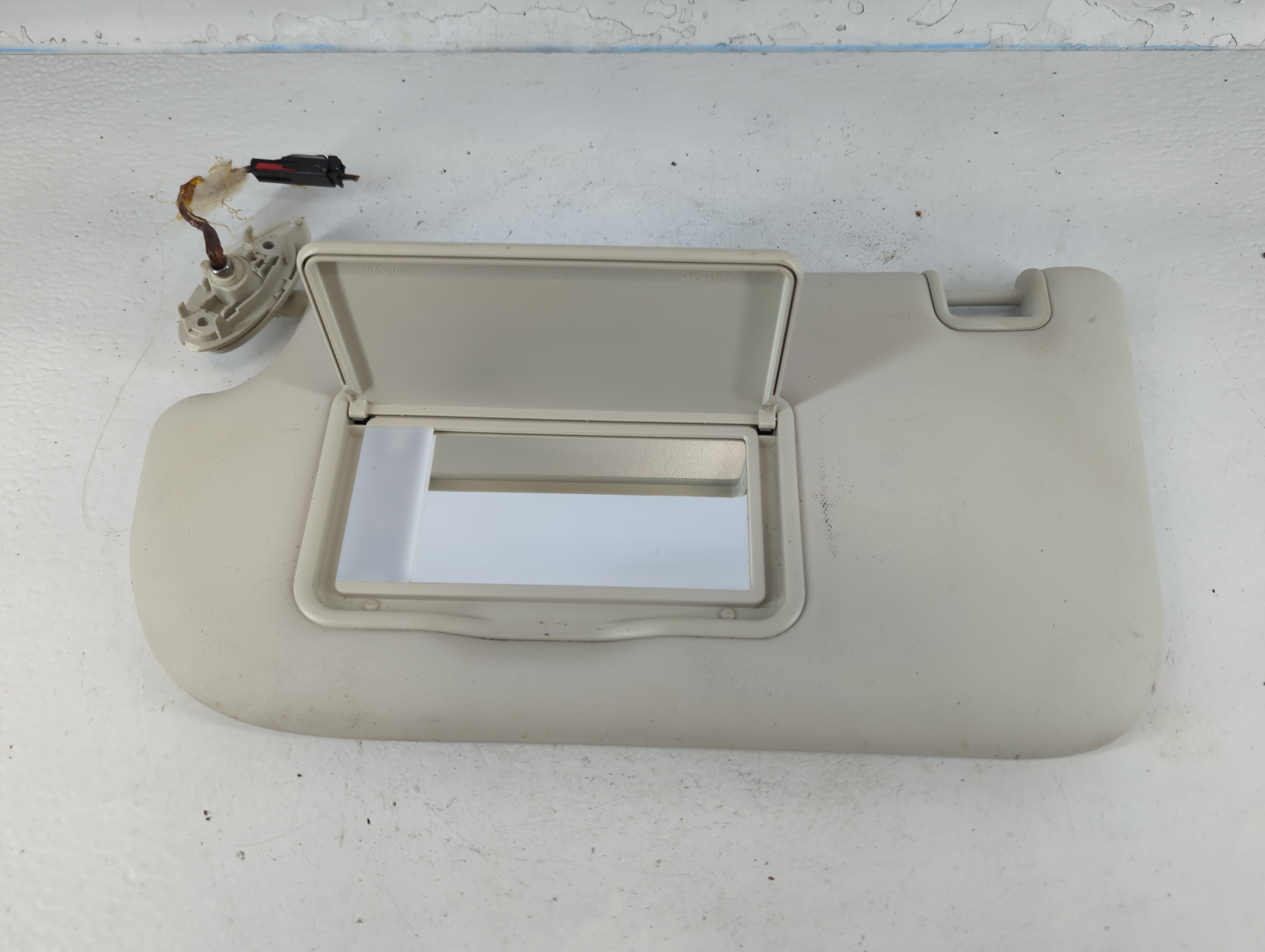 2013-2018 Ford Focus Driver Sun Visor Mirror Left Sunvisor Ivory 822258 - Oemusedautoparts1.com