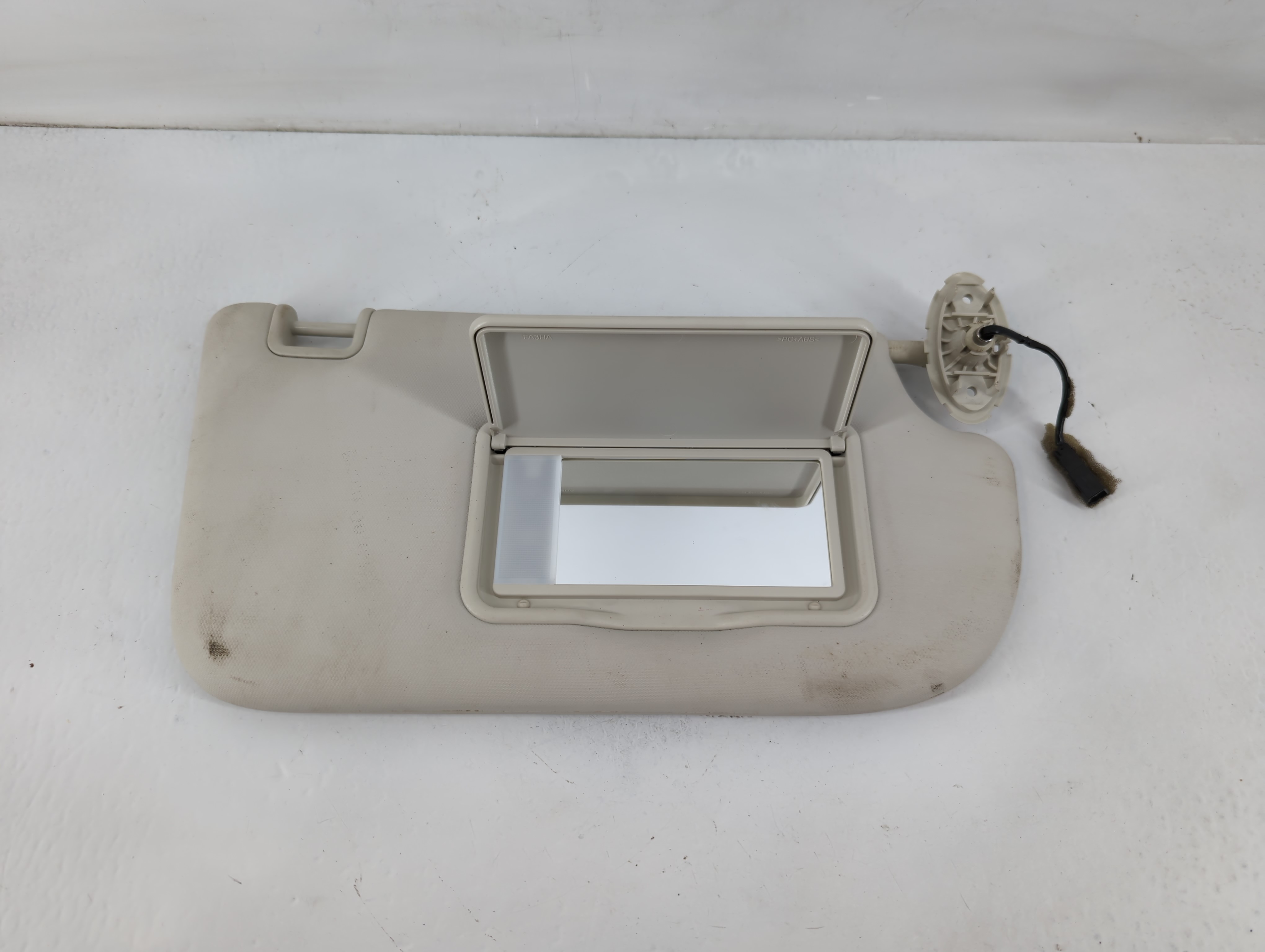 2013-2019 Ford Escape Passenger Sun Visor Mirror Right Sunvisor Ivory 822266 - Oemusedautoparts1.com