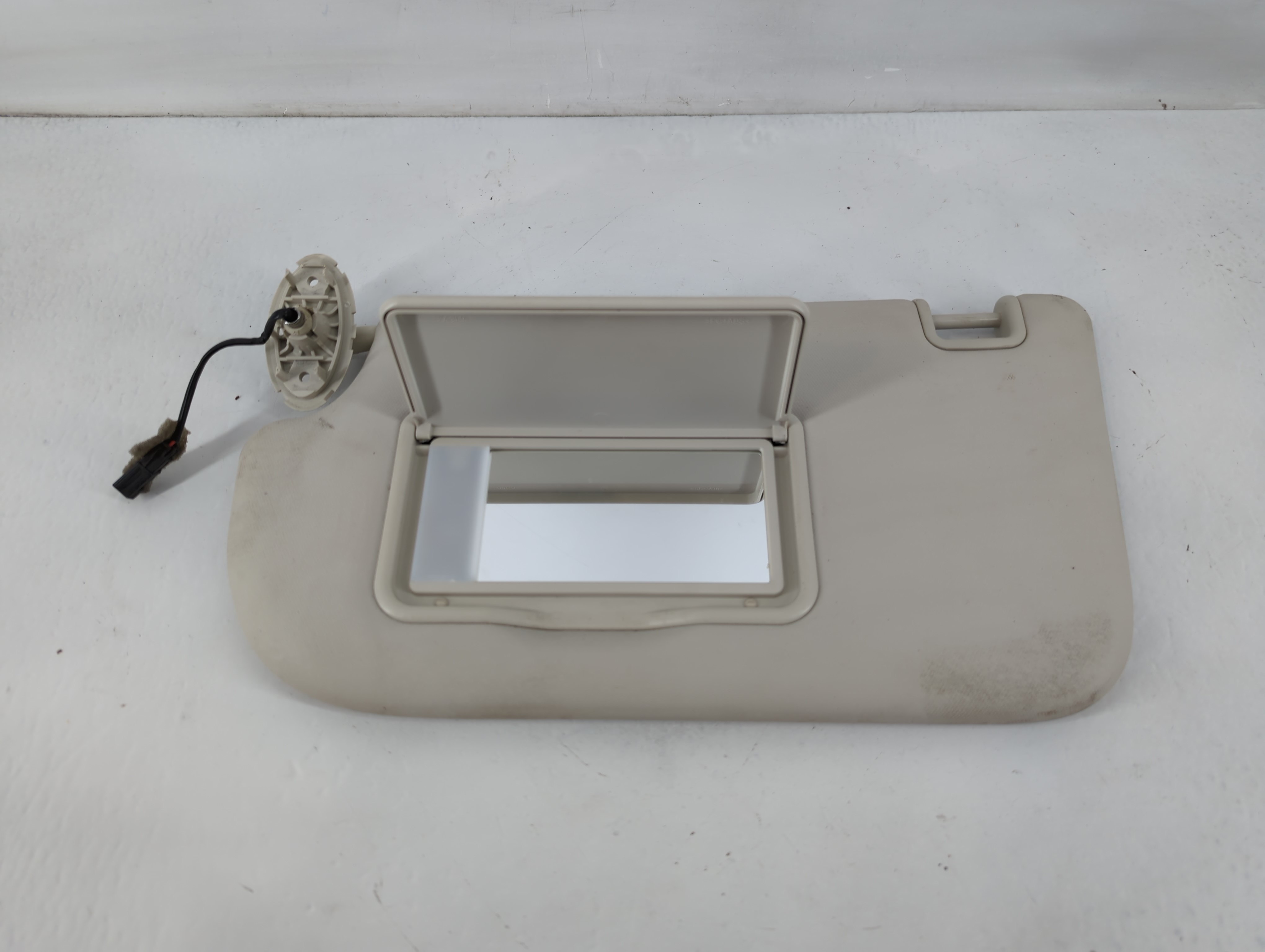 2013-2019 Ford Escape Driver Sun Visor Mirror Left Sunvisor Ivory 822267 - Oemusedautoparts1.com