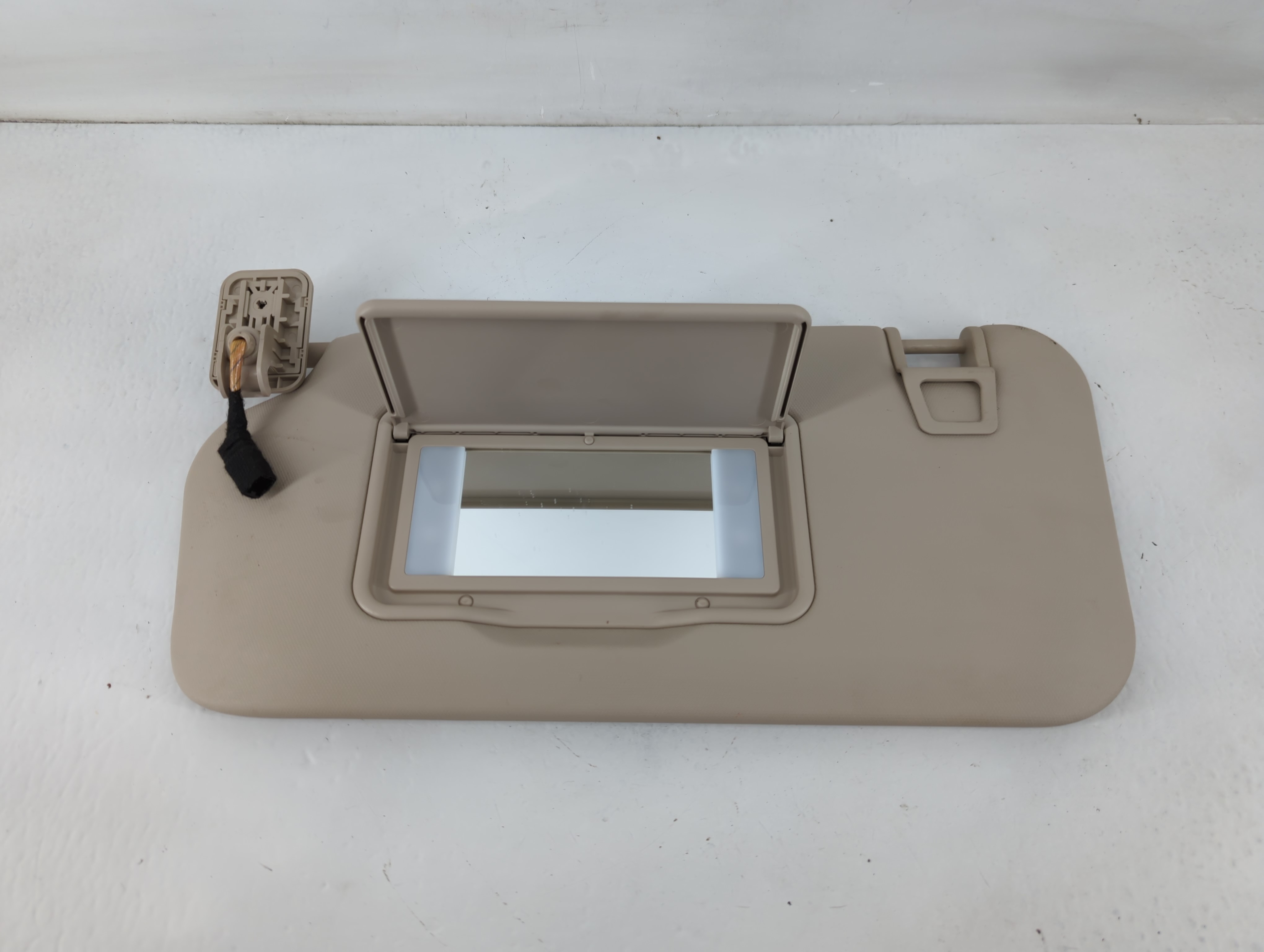 2020-2020 Ford Escape Driver Sun Visor Mirror Left Sunvisor Grey 822333 - Oemusedautoparts1.com
