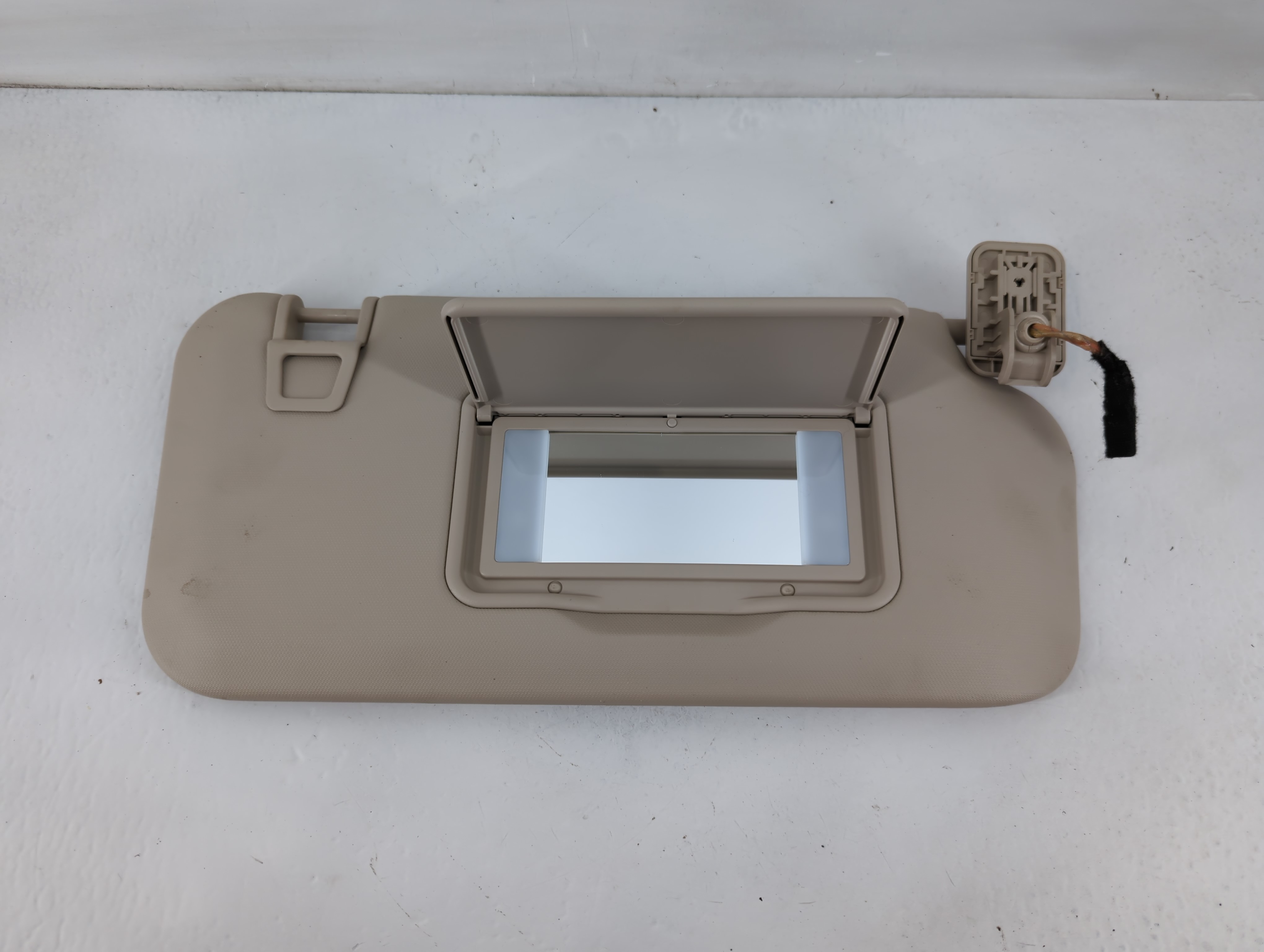 2020-2020 Ford Escape Passenger Sun Visor Mirror Right Sunvisor Grey 822335 - Oemusedautoparts1.com