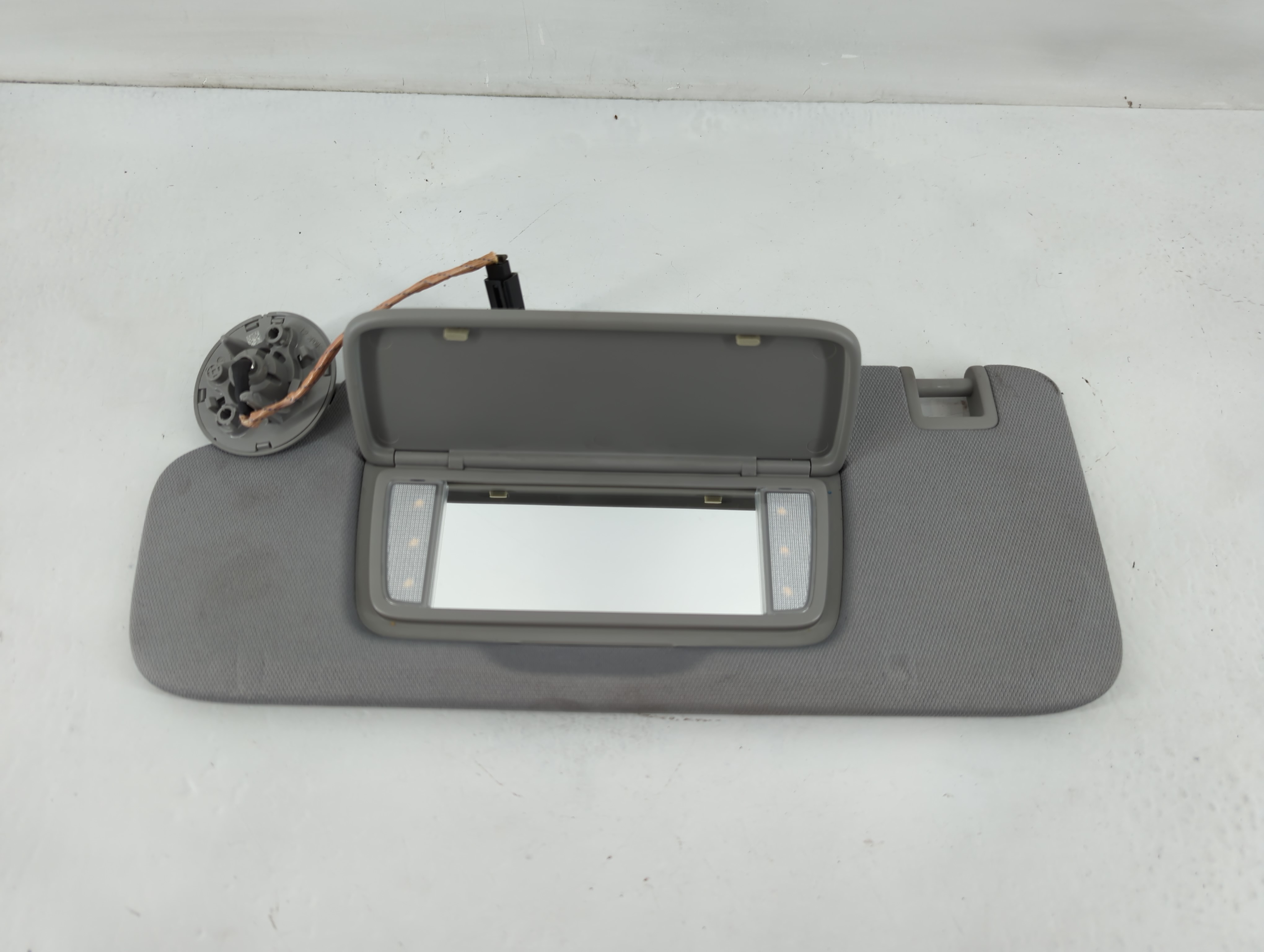 2018-2019 Chevrolet Equinox Driver Sun Visor Mirror Left Sunvisor Grey 822970 - Oemusedautoparts1.com