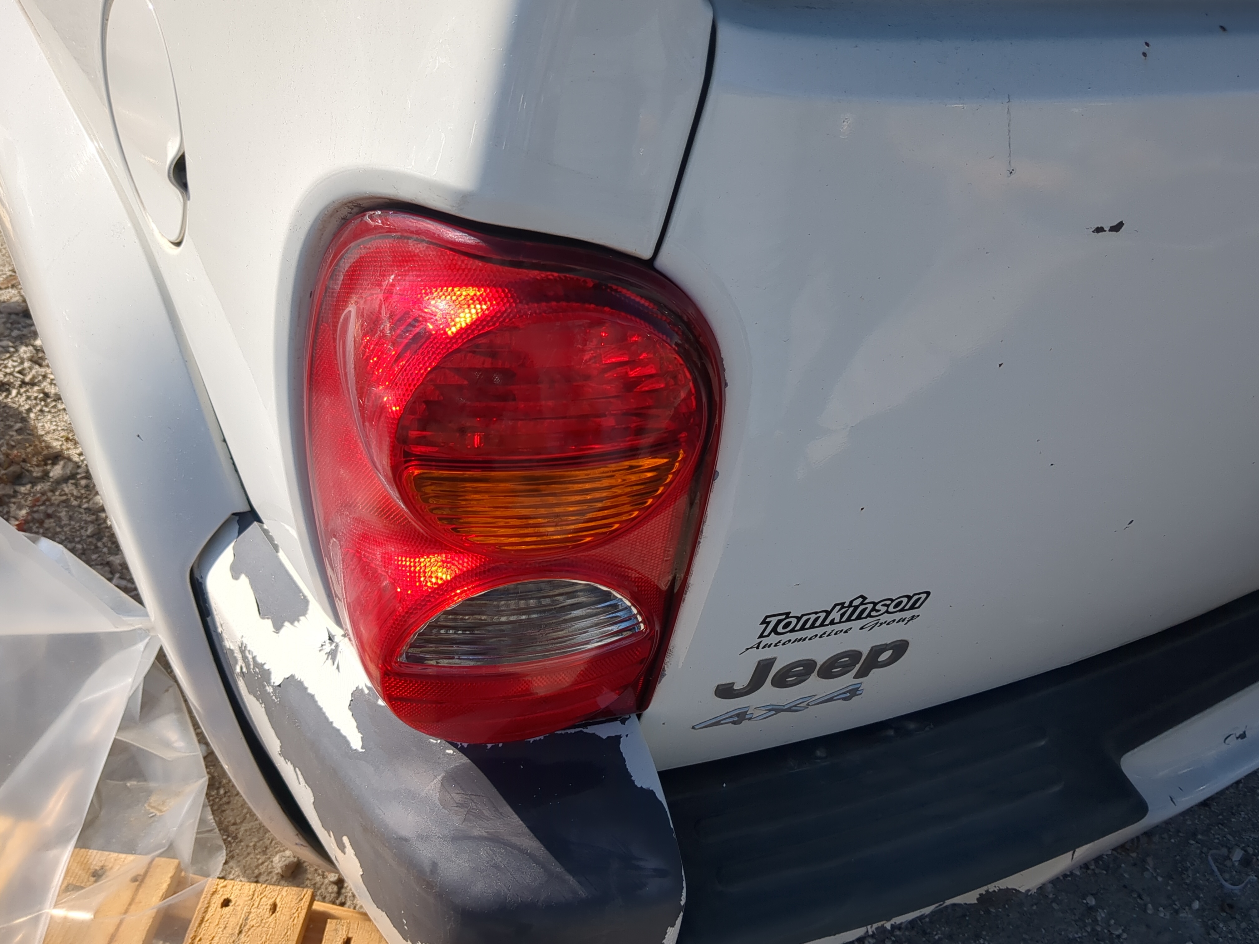 2002-2004 Jeep Liberty Driver Left Side Tail Light Taillight Oem 823264 - Oemusedautoparts1.com