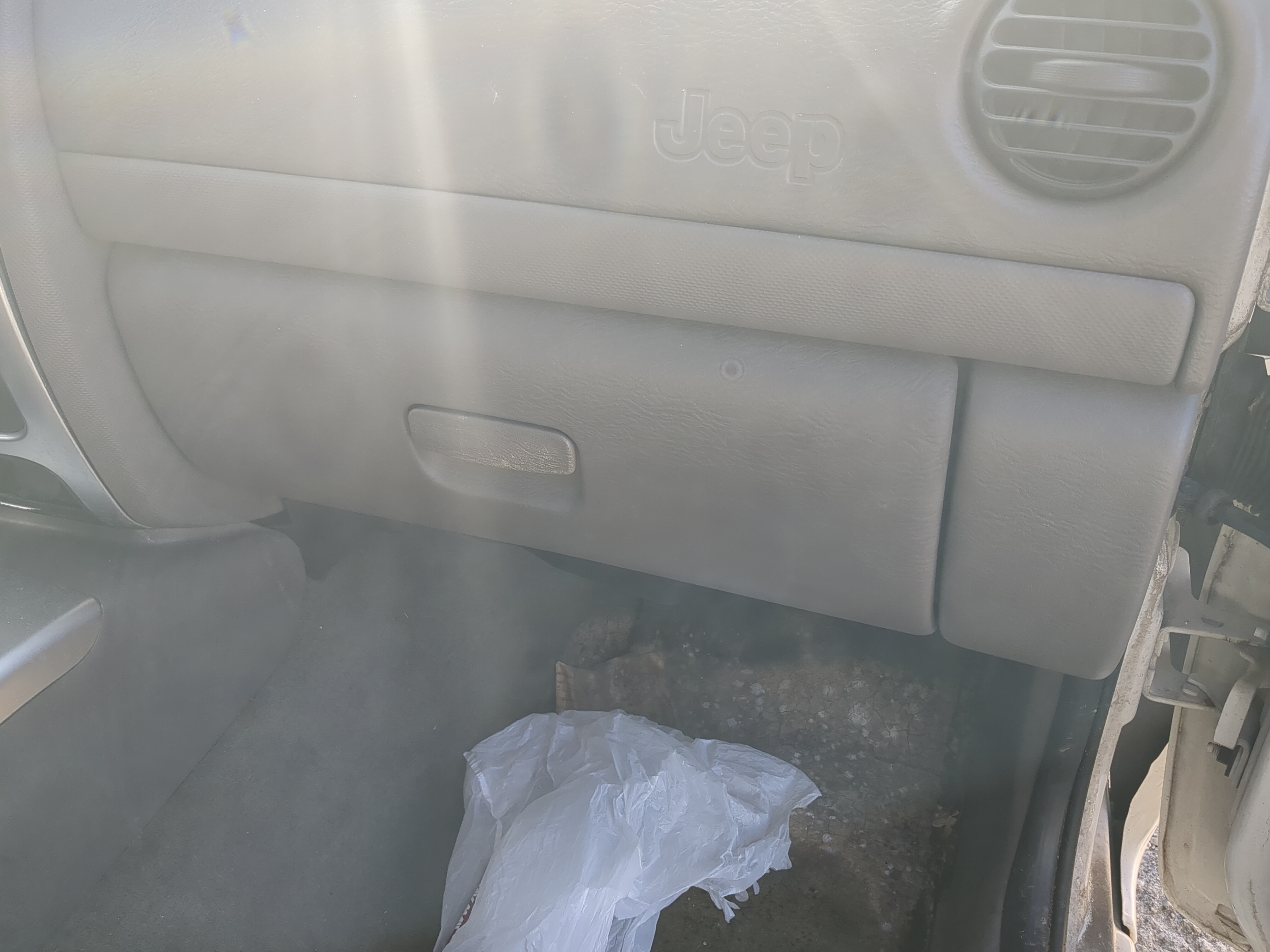 2003 Jeep Liberty Passenger Glove Box Door Storage Compartment 823300 - Oemusedautoparts1.com