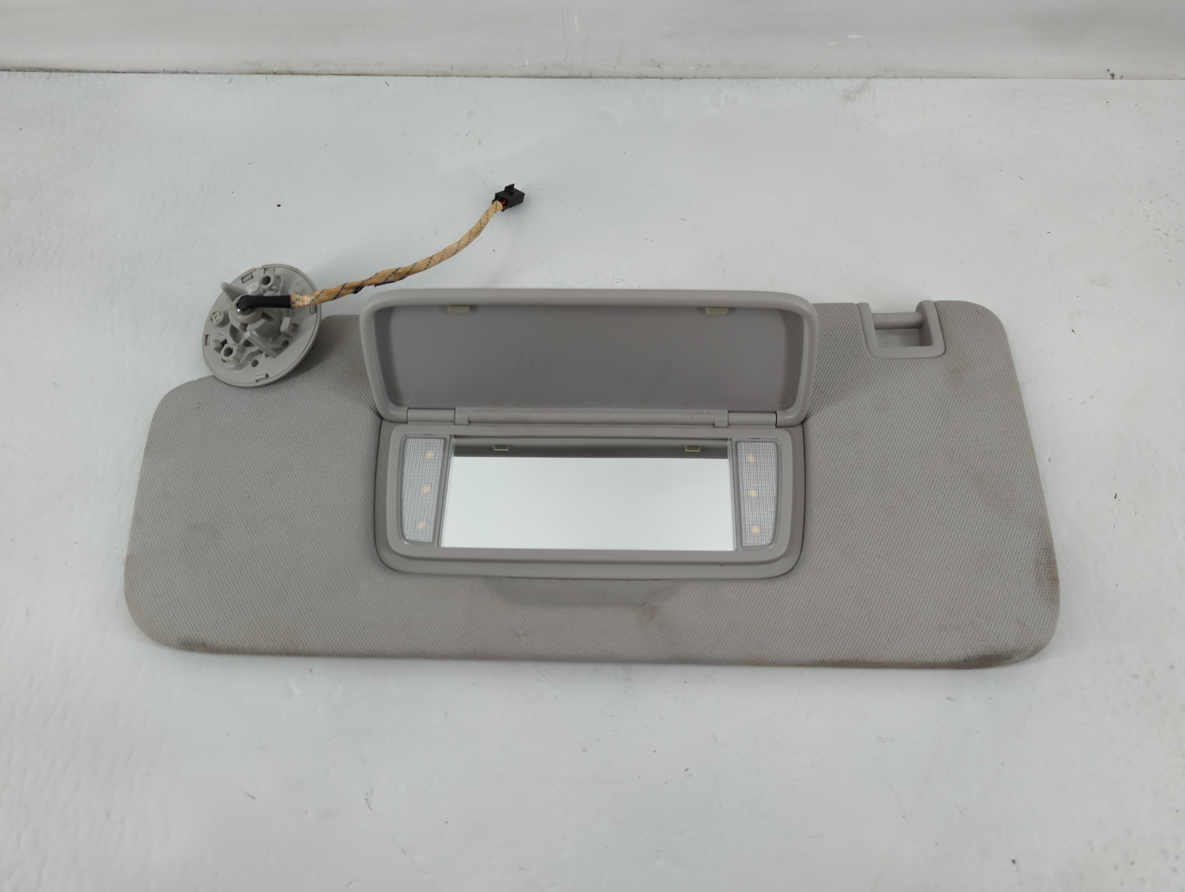 2018-2022 Chevrolet Traverse Driver Sun Visor Mirror Left Sunvisor Grey 823523 - Oemusedautoparts1.com