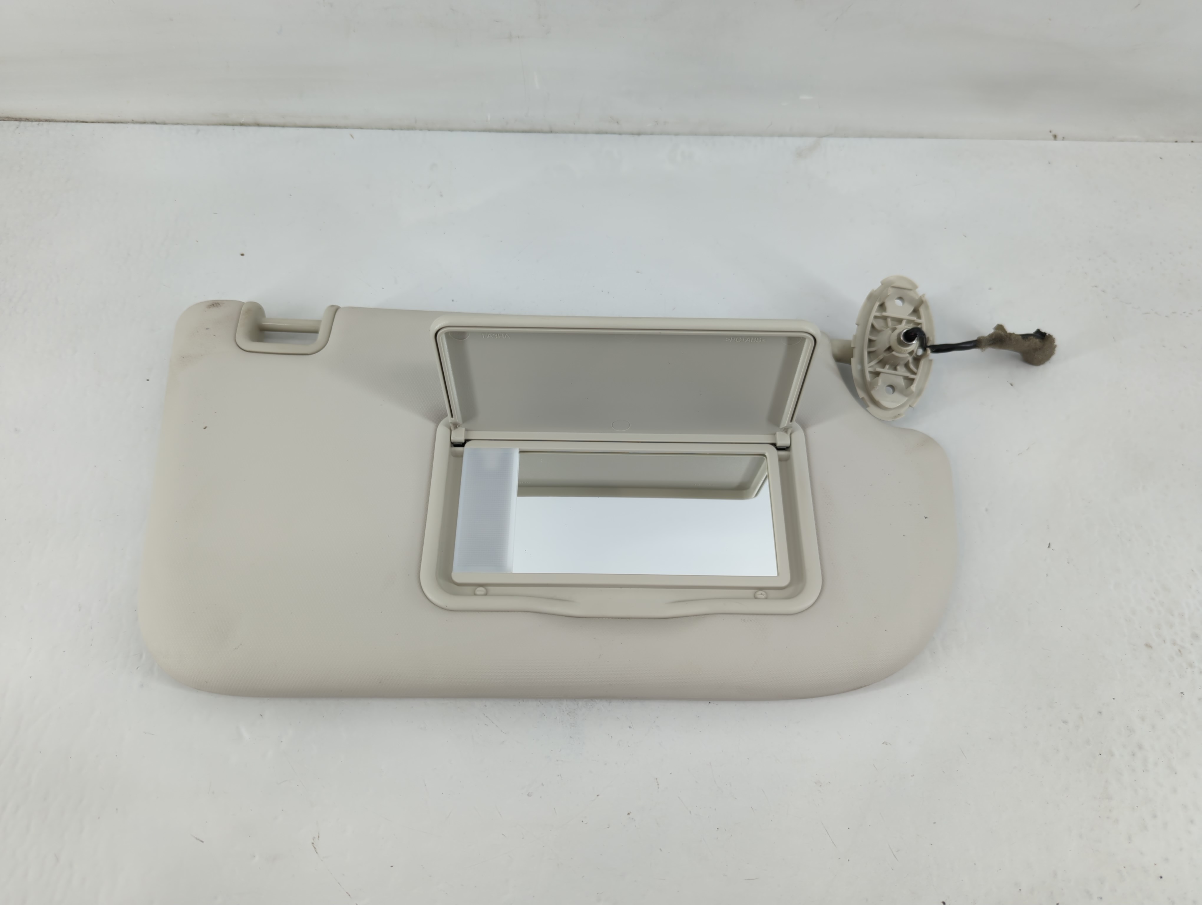 2013-2019 Ford Escape Passenger Sun Visor Mirror Right Sunvisor Ivory 823539 - Oemusedautoparts1.com