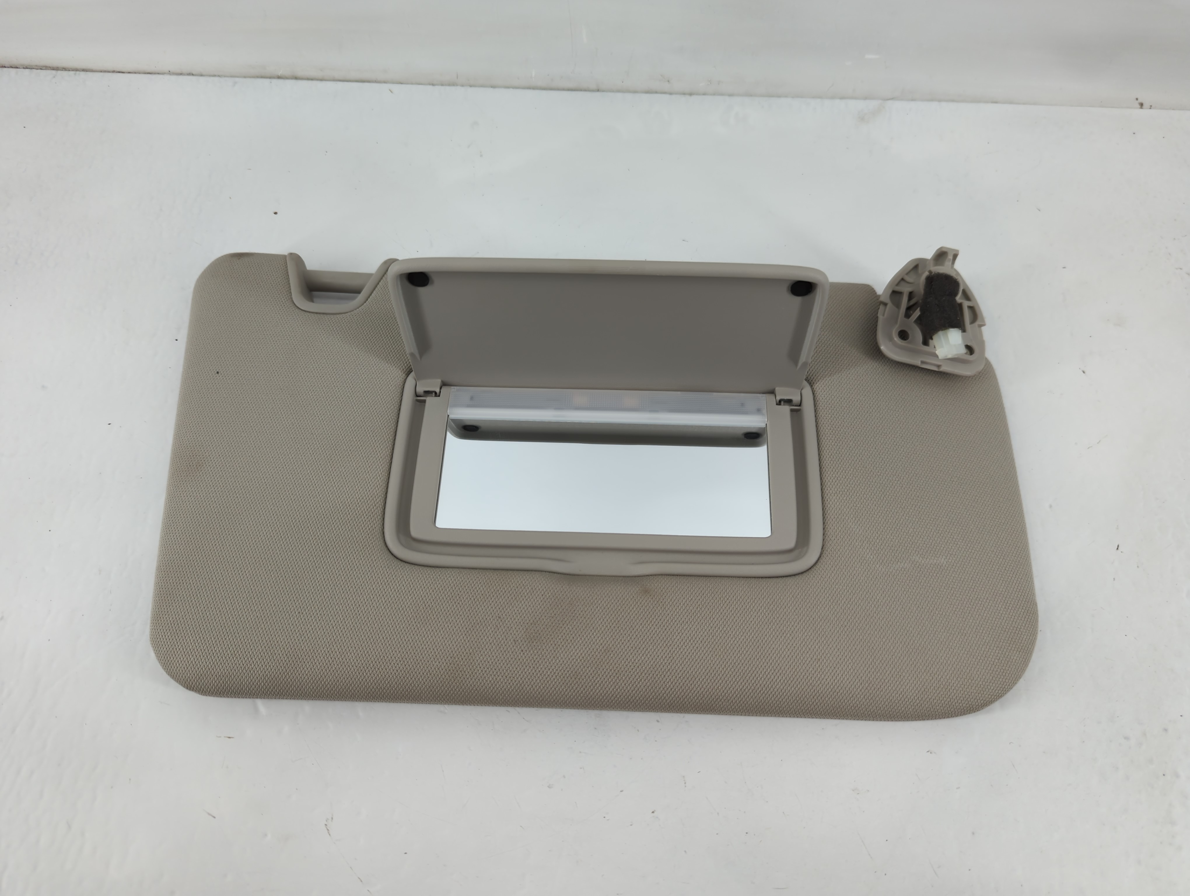 2014-2017 Nissan Rogue Passenger Sun Visor Mirror Right Sunvisor Grey 823540 - Oemusedautoparts1.com