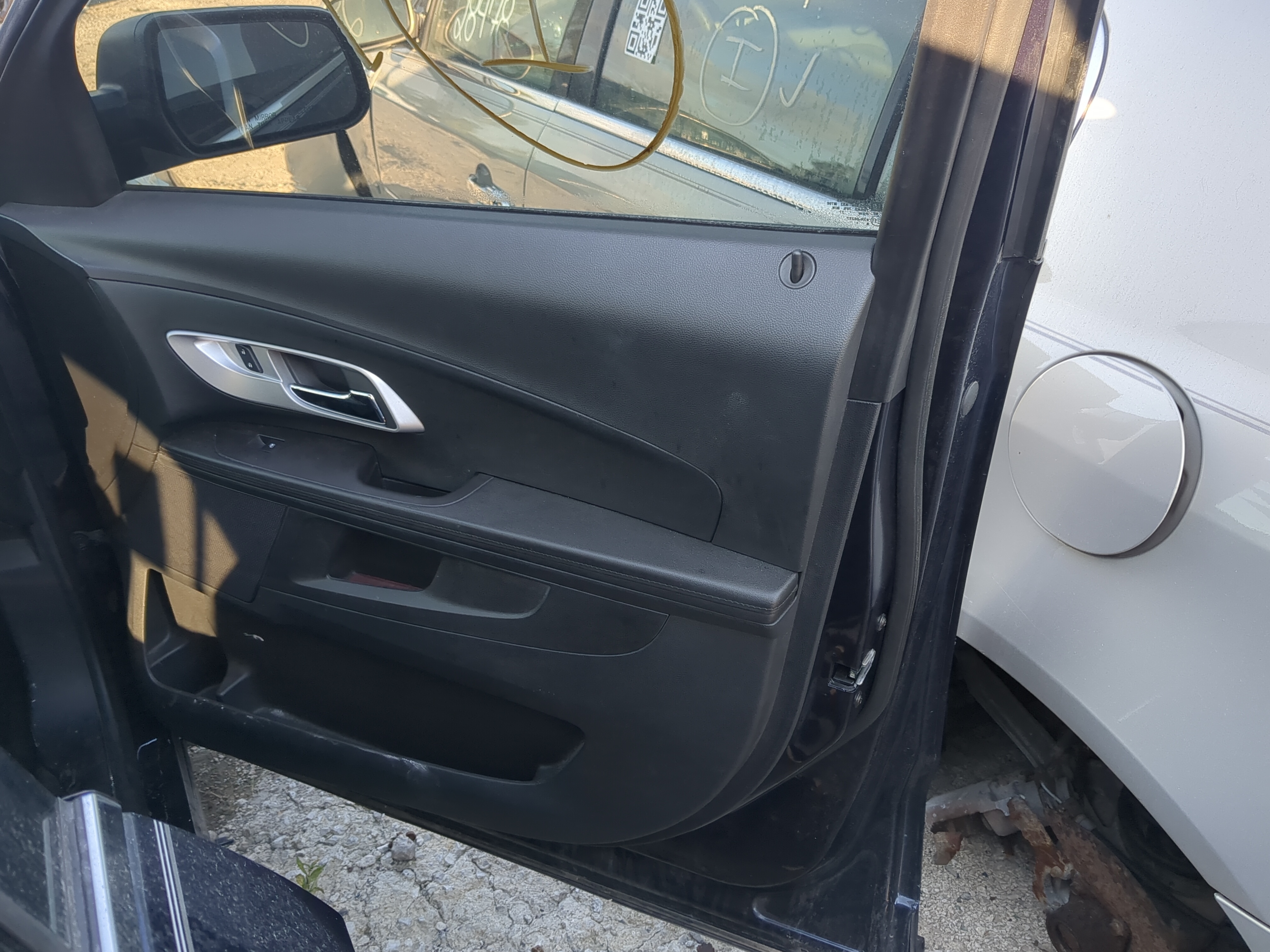 2017 Chevrolet Equinox Front Right Passenger Interior Door Panel Trim 823675 - Oemusedautoparts1.com