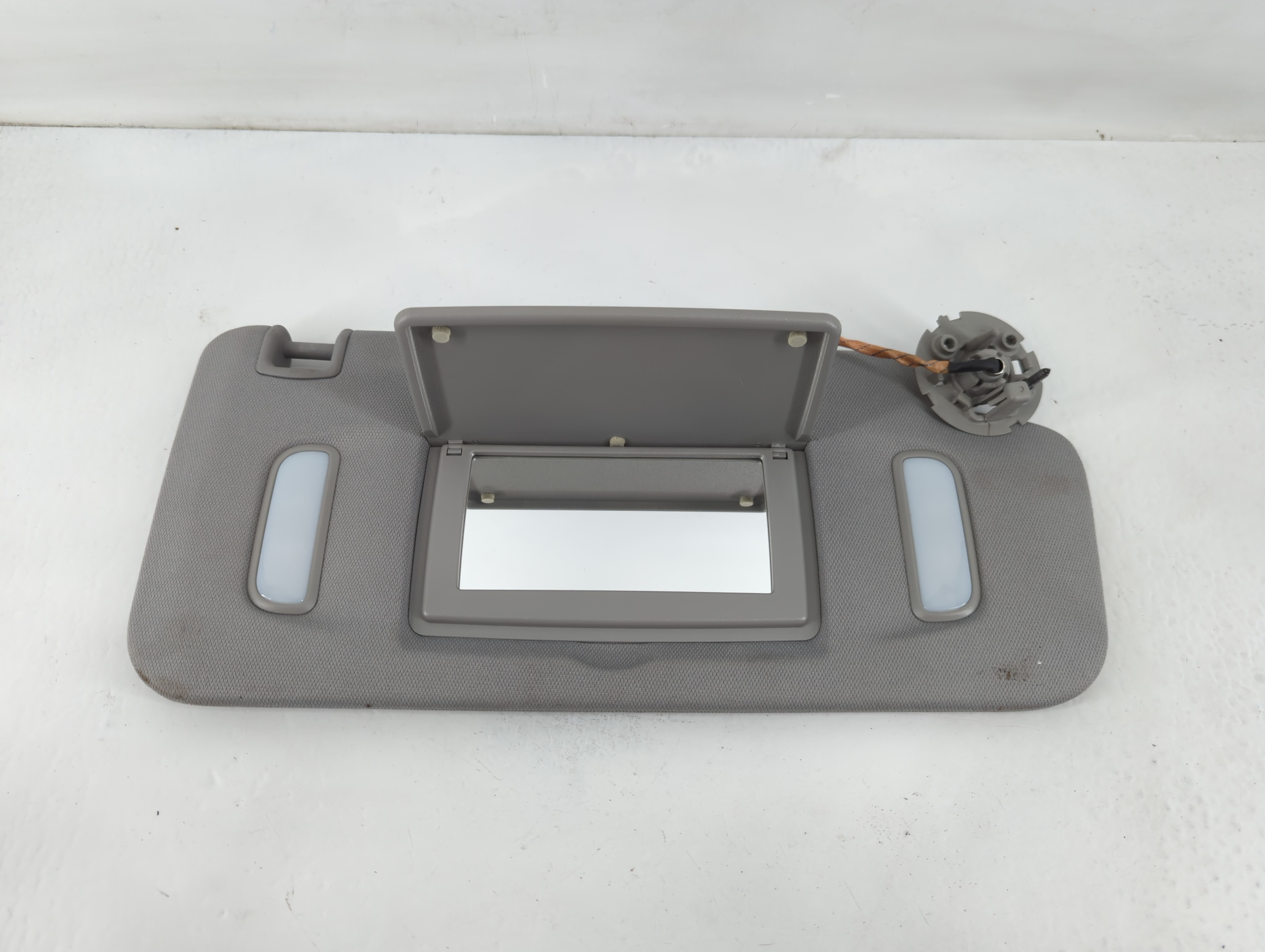 2017-2019 Gmc Acadia Passenger Sun Visor Mirror Right Sunvisor Grey 824142 - Oemusedautoparts1.com