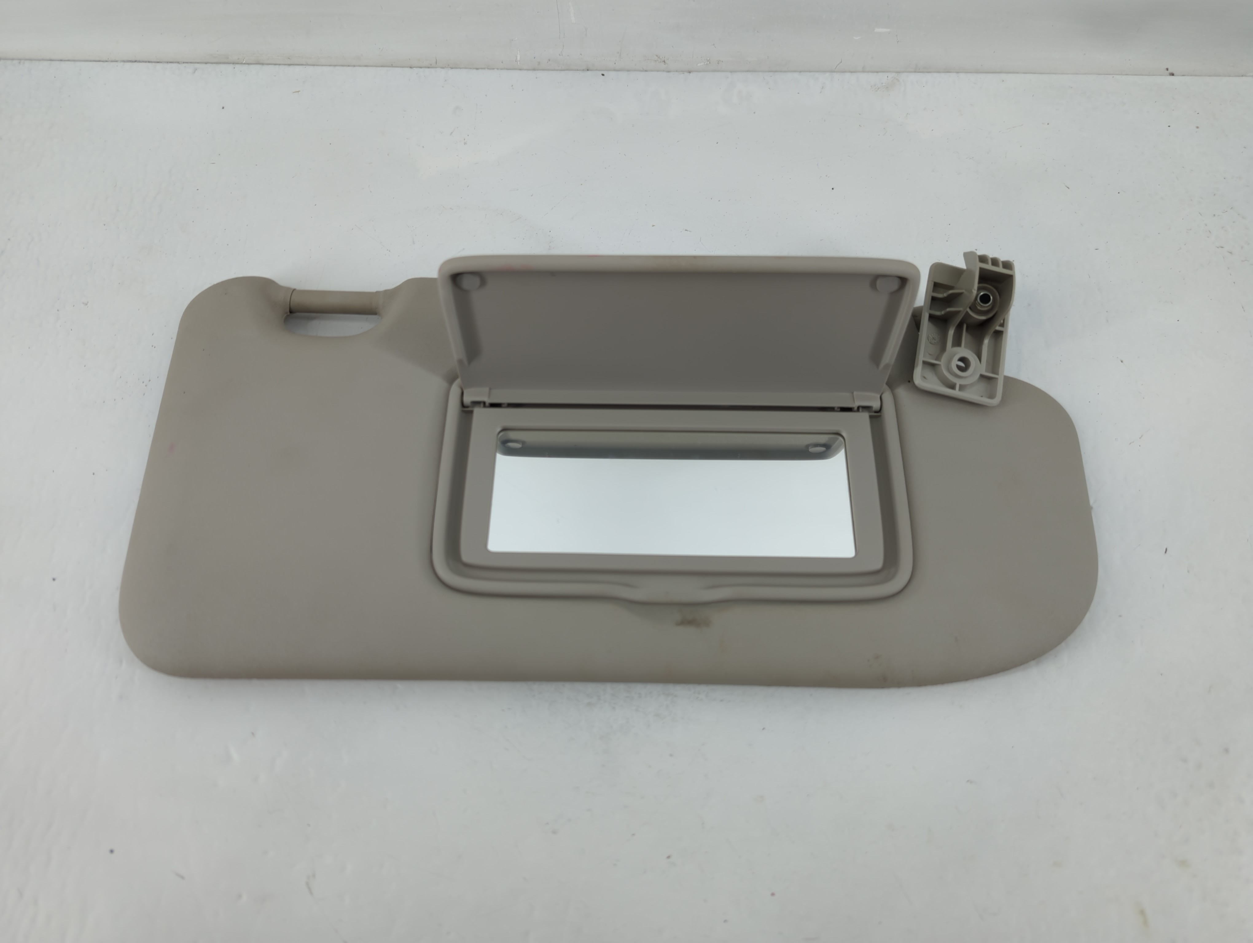 2019-2022 Nissan Rogue Sport Passenger Sun Visor Mirror Right Sunvisor 824556 - Oemusedautoparts1.com
