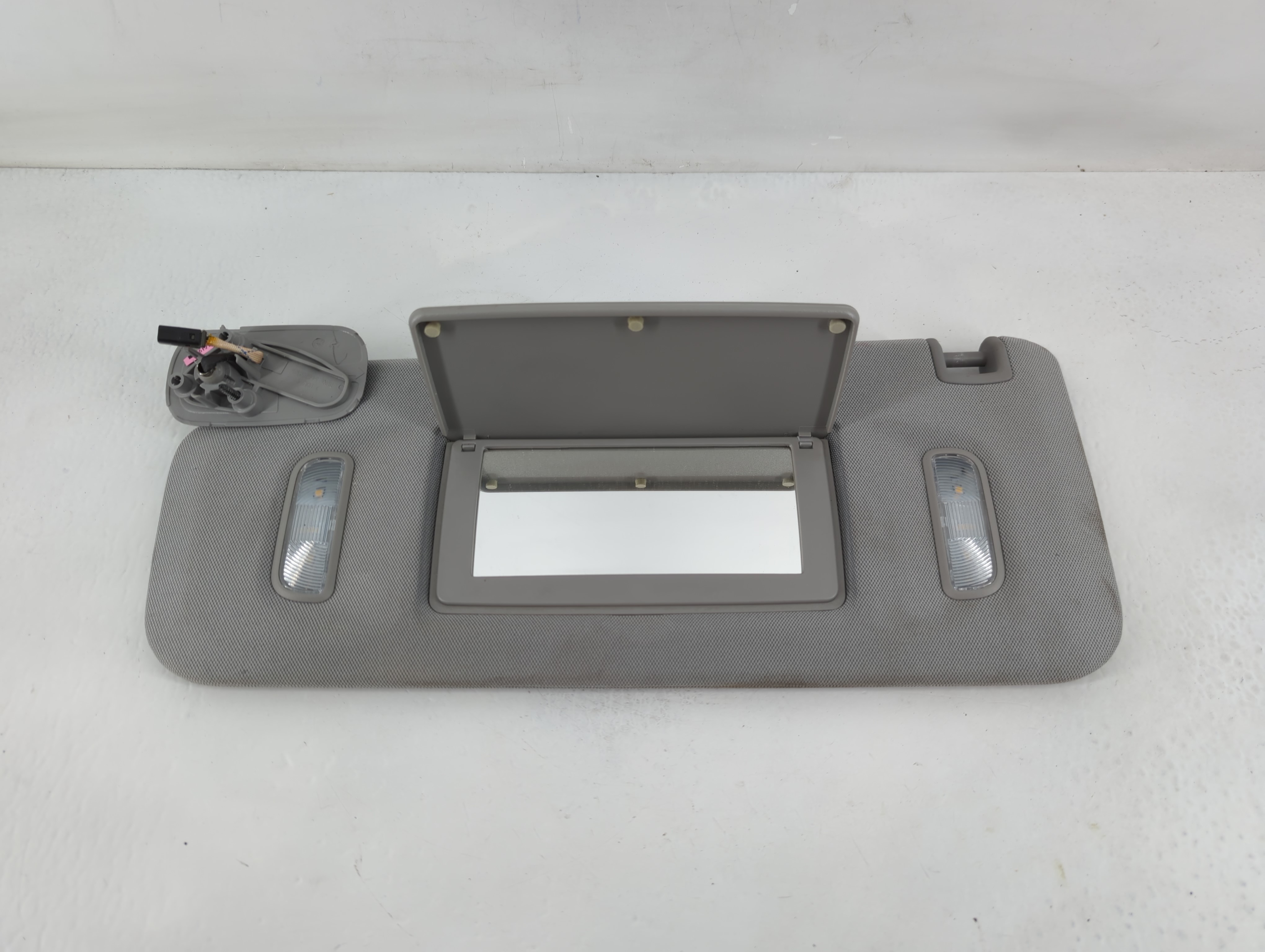 2014-2019 Chevrolet Silverado 1500 Driver Sun Visor Mirror Left Sunvisor 824559 - Oemusedautoparts1.com