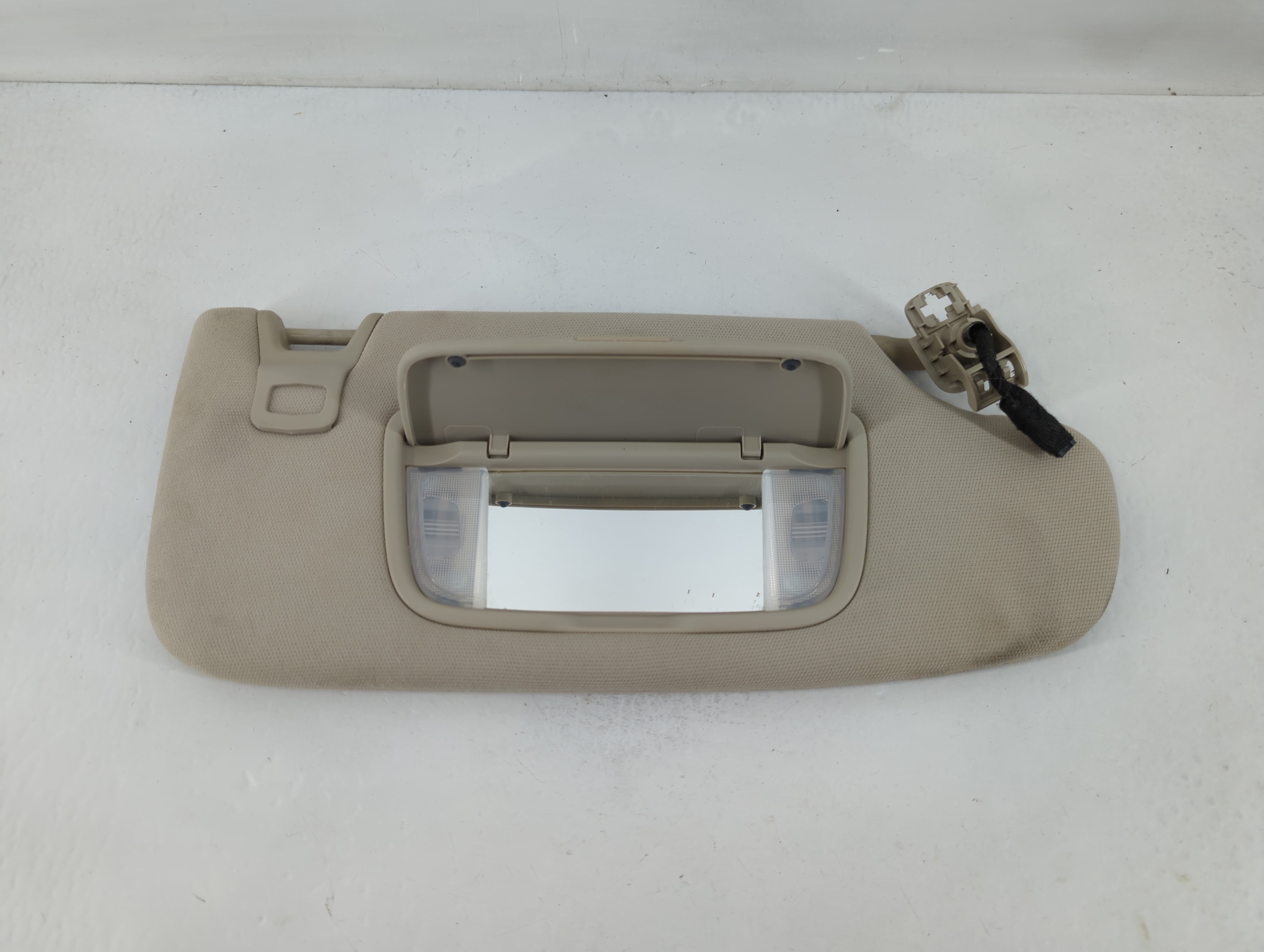 2017-2020 Ford Fusion Passenger Sun Visor Mirror Right Sunvisor Beige 824596 - Oemusedautoparts1.com