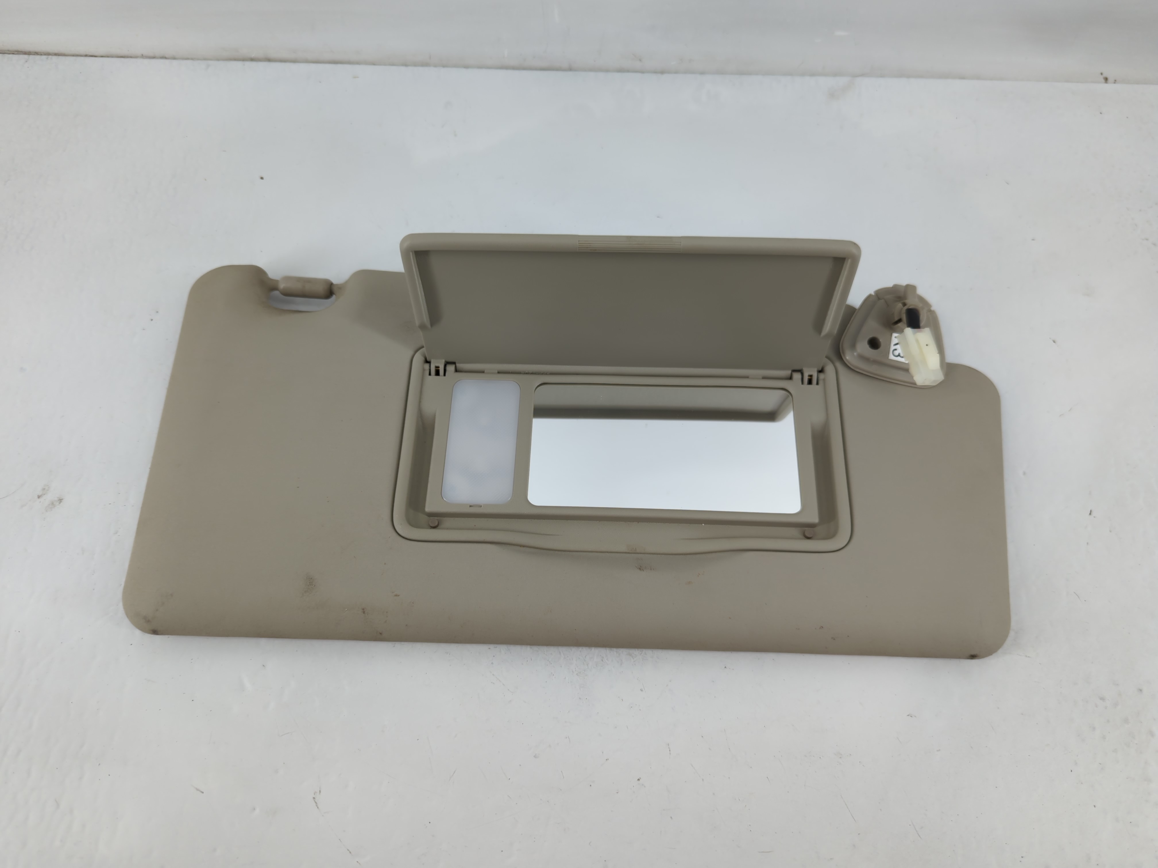 2008-2015 Nissan Rogue Passenger Sun Visor Mirror Right Sunvisor Grey 824605 - Oemusedautoparts1.com