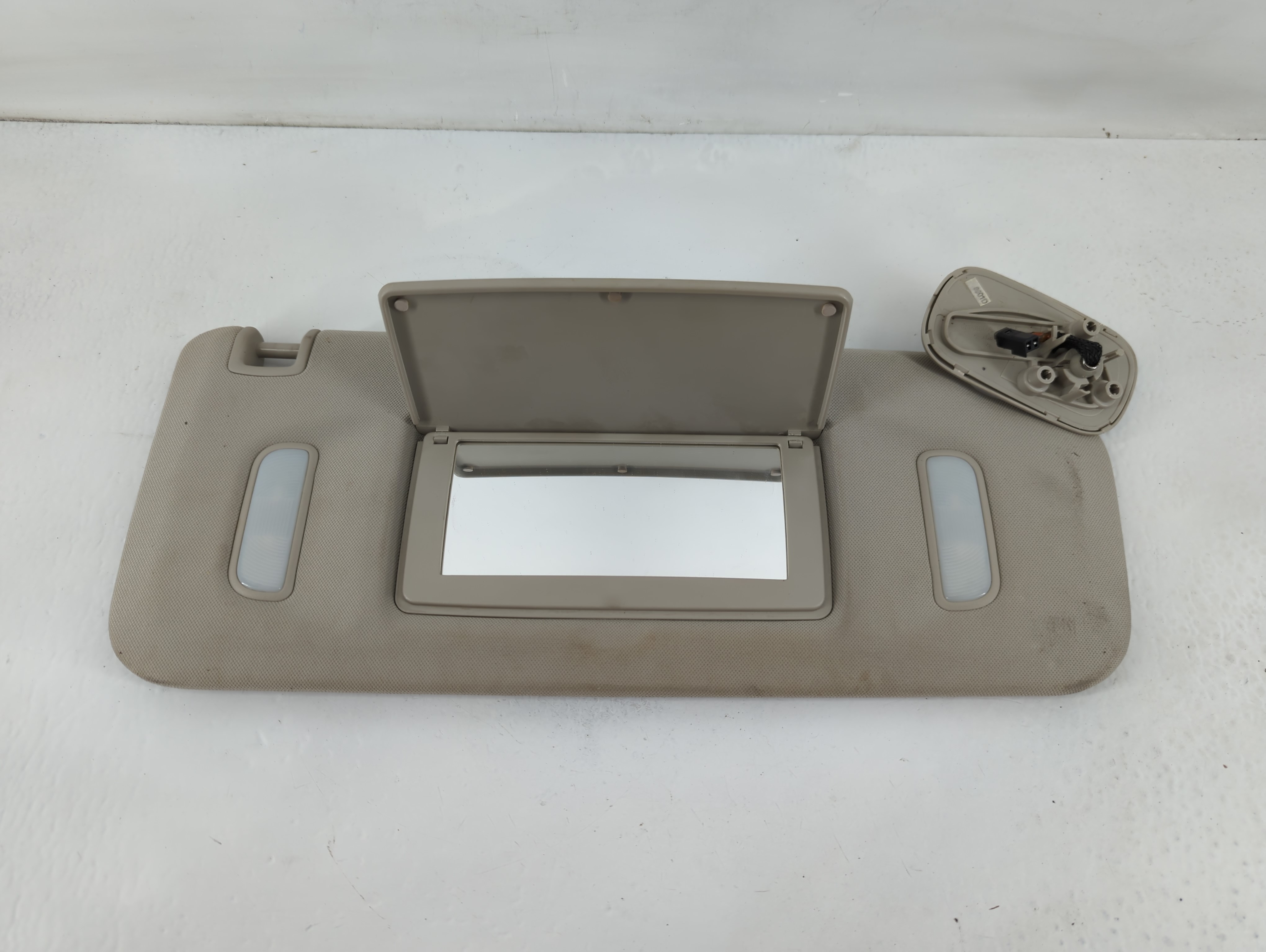 2007-2014 Chevrolet Tahoe Passenger Sun Visor Mirror Right Sunvisor 824758 - Oemusedautoparts1.com