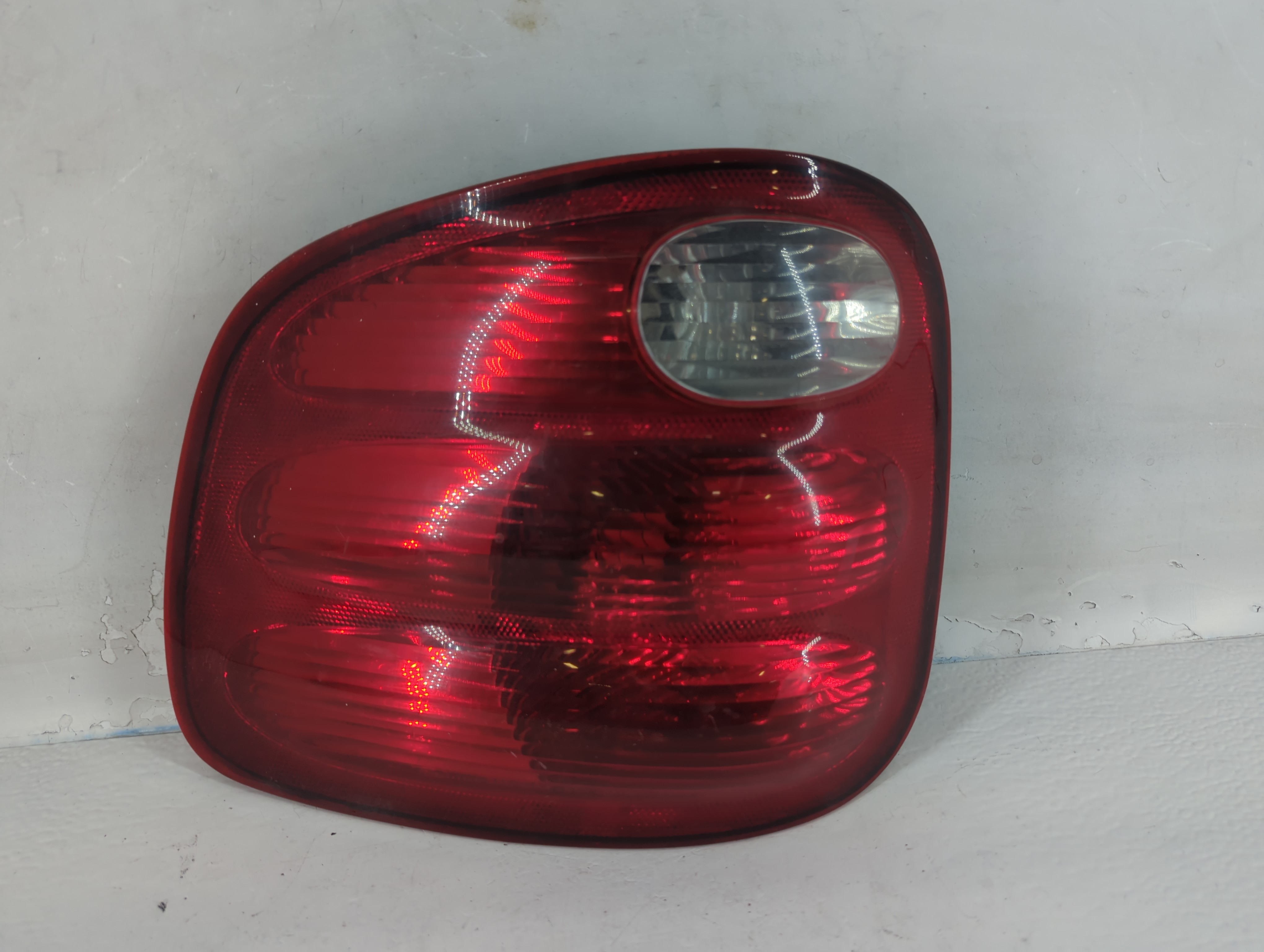 2000-2003 Ford F-150 Driver Left Side Tail Light Taillight Oem 825464 - Oemusedautoparts1.com