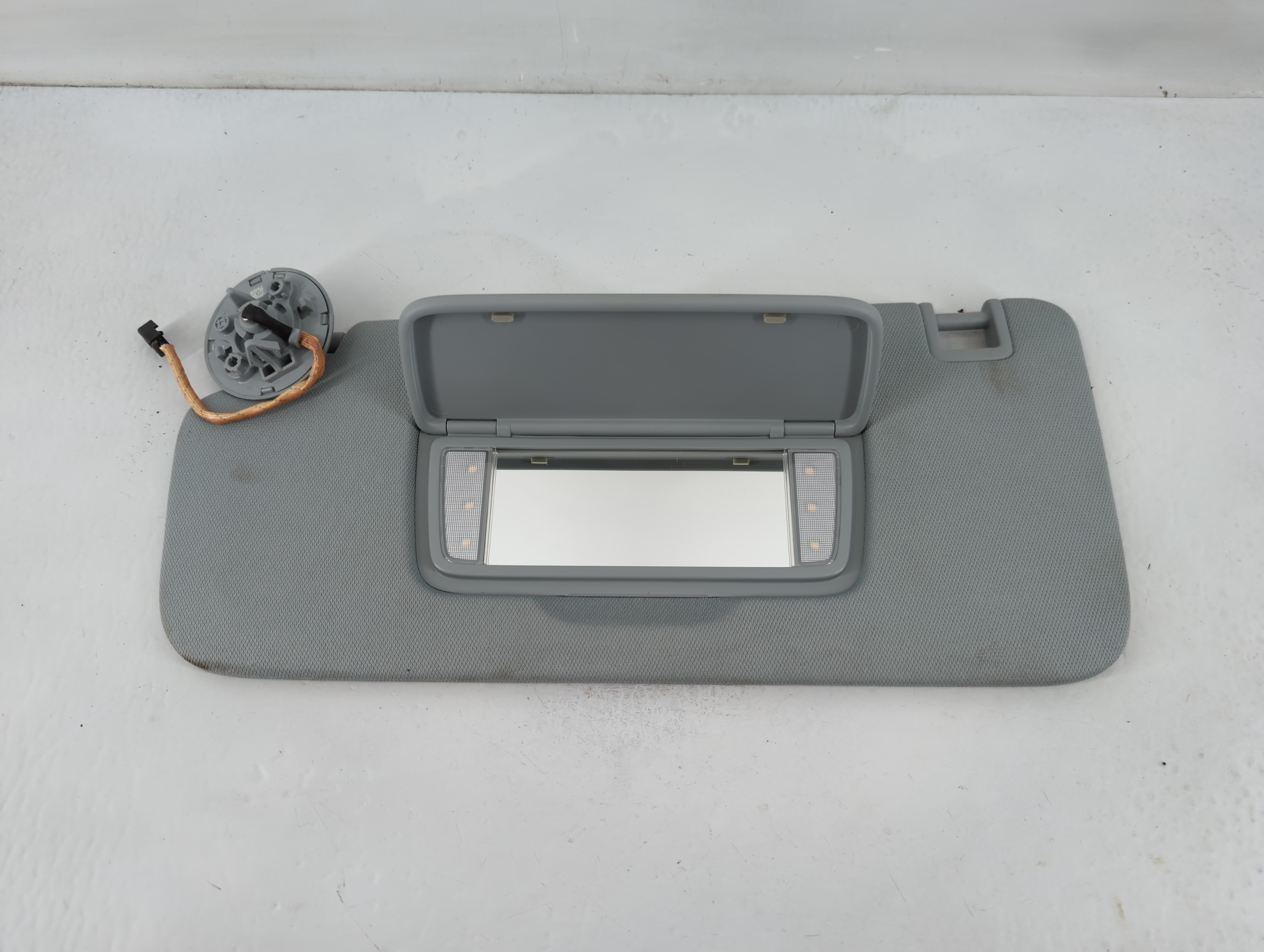 Picture of 2019-2022 Chevrolet Blazer Driver Sun Visor Mirror Left Sunvisor 825466