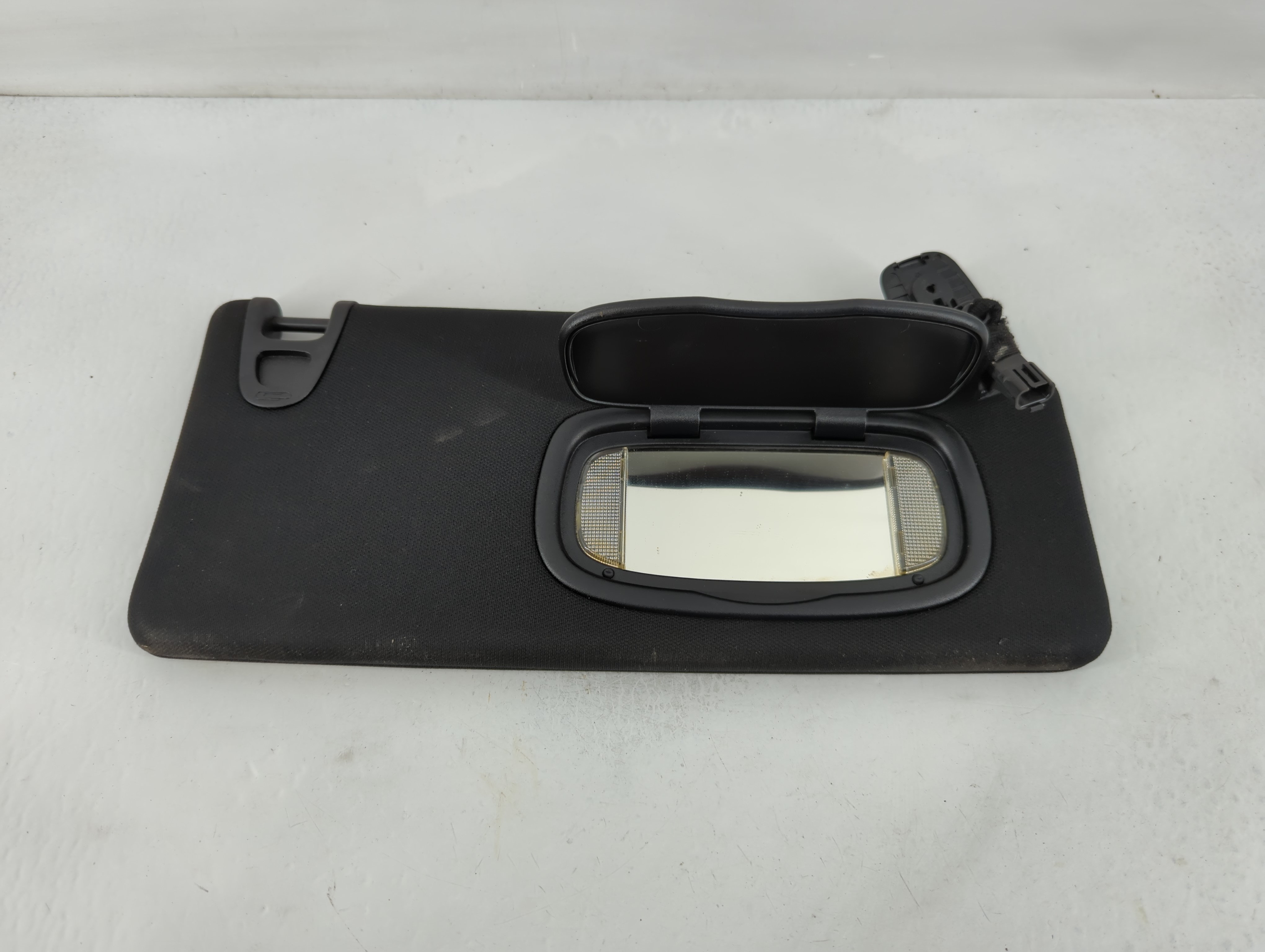 2016-2017 Chrysler 200 Passenger Sun Visor Mirror Right Sunvisor Black 825520 - Oemusedautoparts1.com