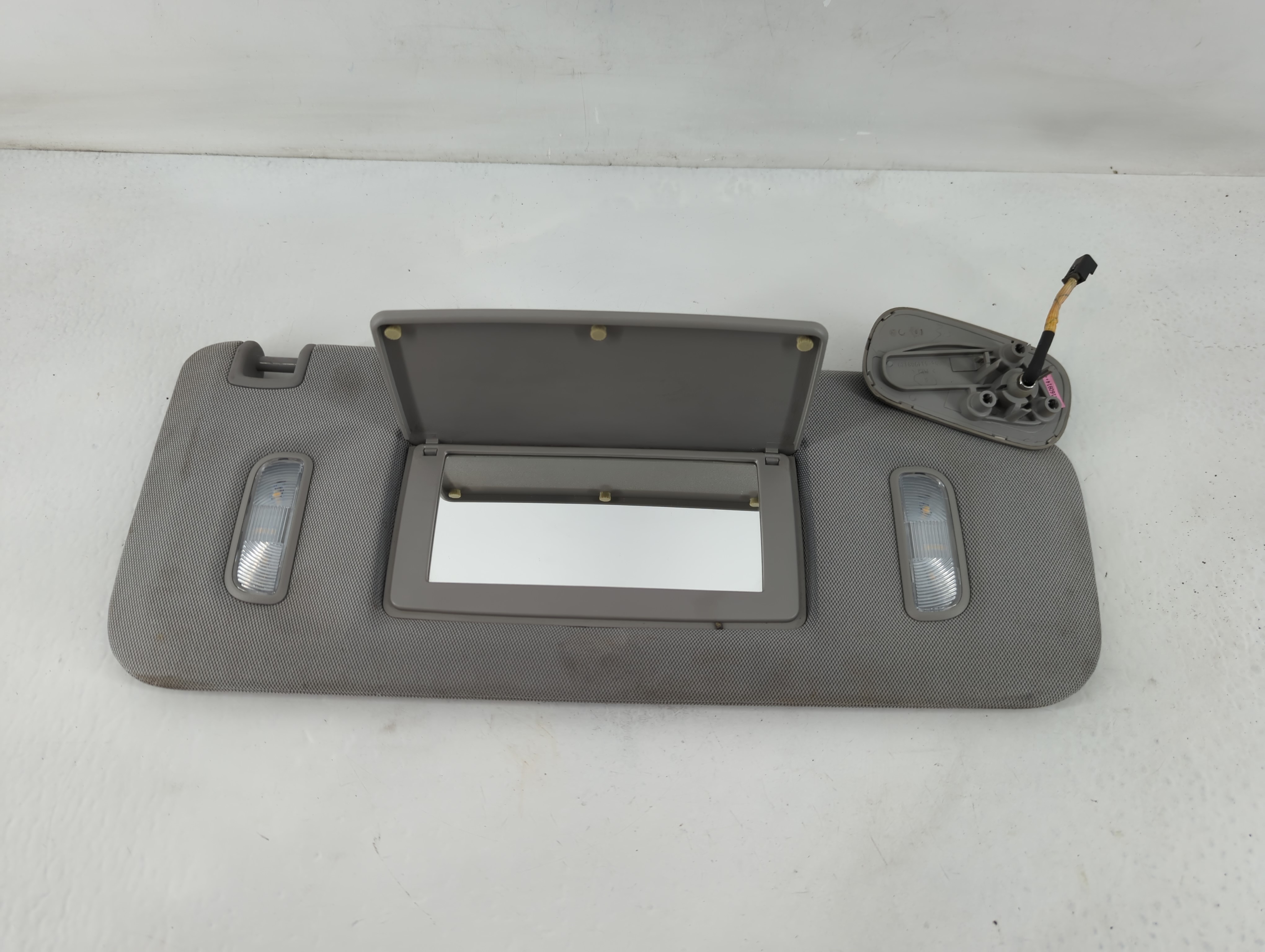 2014 Chevrolet Silverado 1500 Passenger Sun Visor Mirror Right Sunvisor 825522 - Oemusedautoparts1.com
