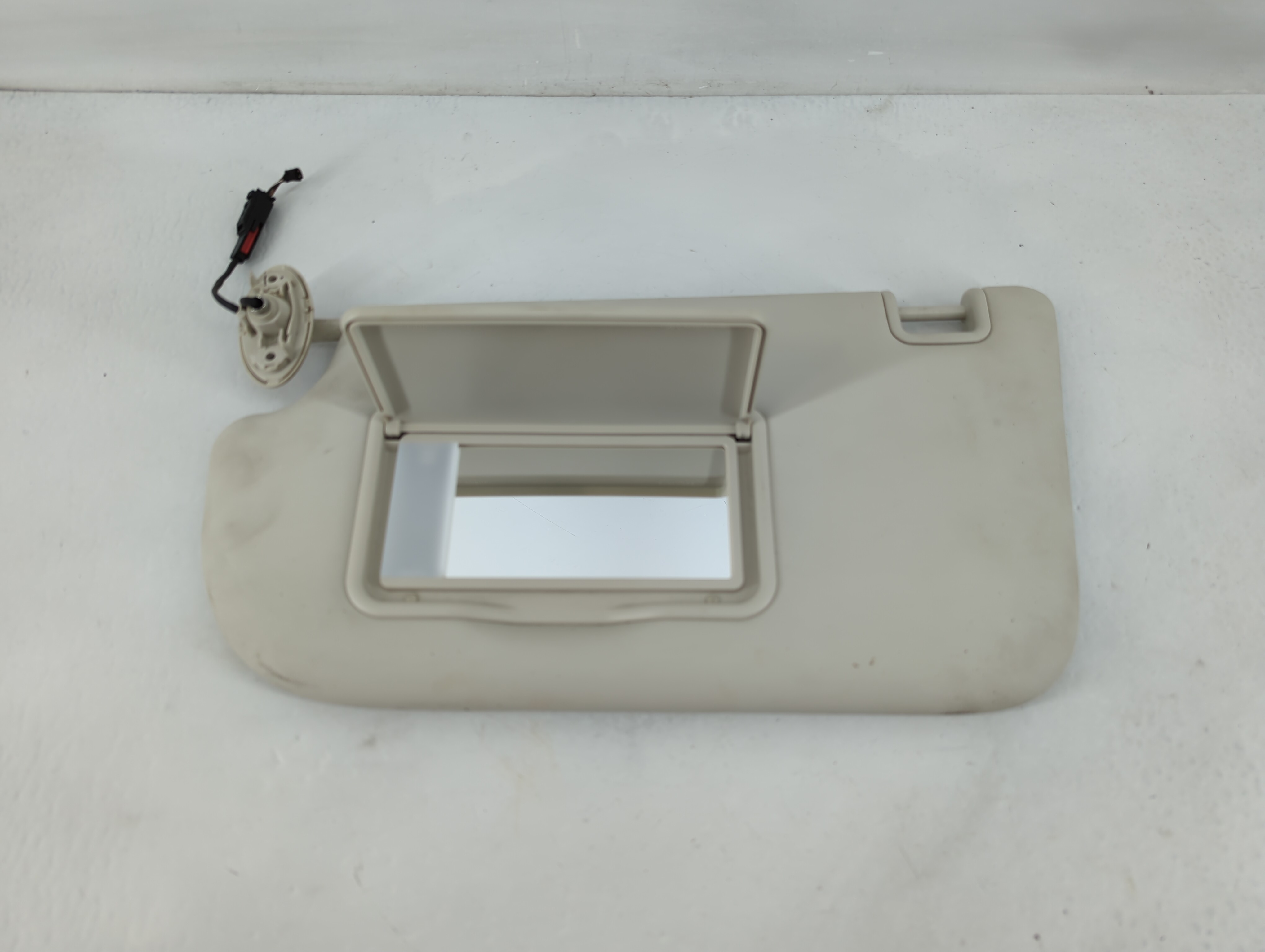 2013-2018 Ford Focus Driver Sun Visor Mirror Left Sunvisor Ivory 825524 - Oemusedautoparts1.com