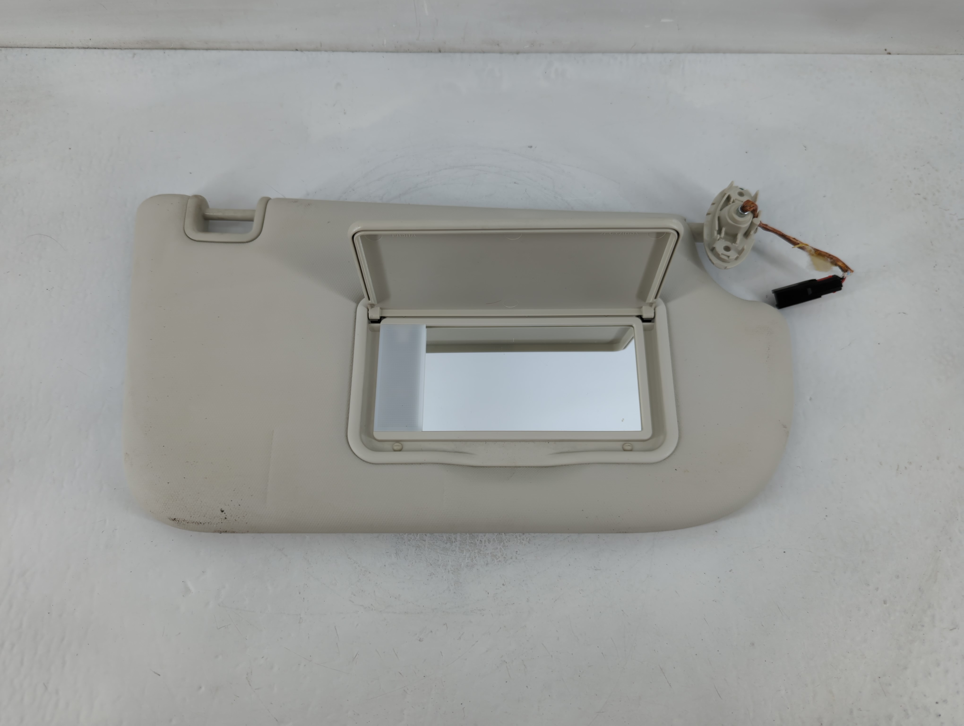 2013-2018 Ford Focus Passenger Sun Visor Mirror Right Sunvisor Ivory 826342 - Oemusedautoparts1.com
