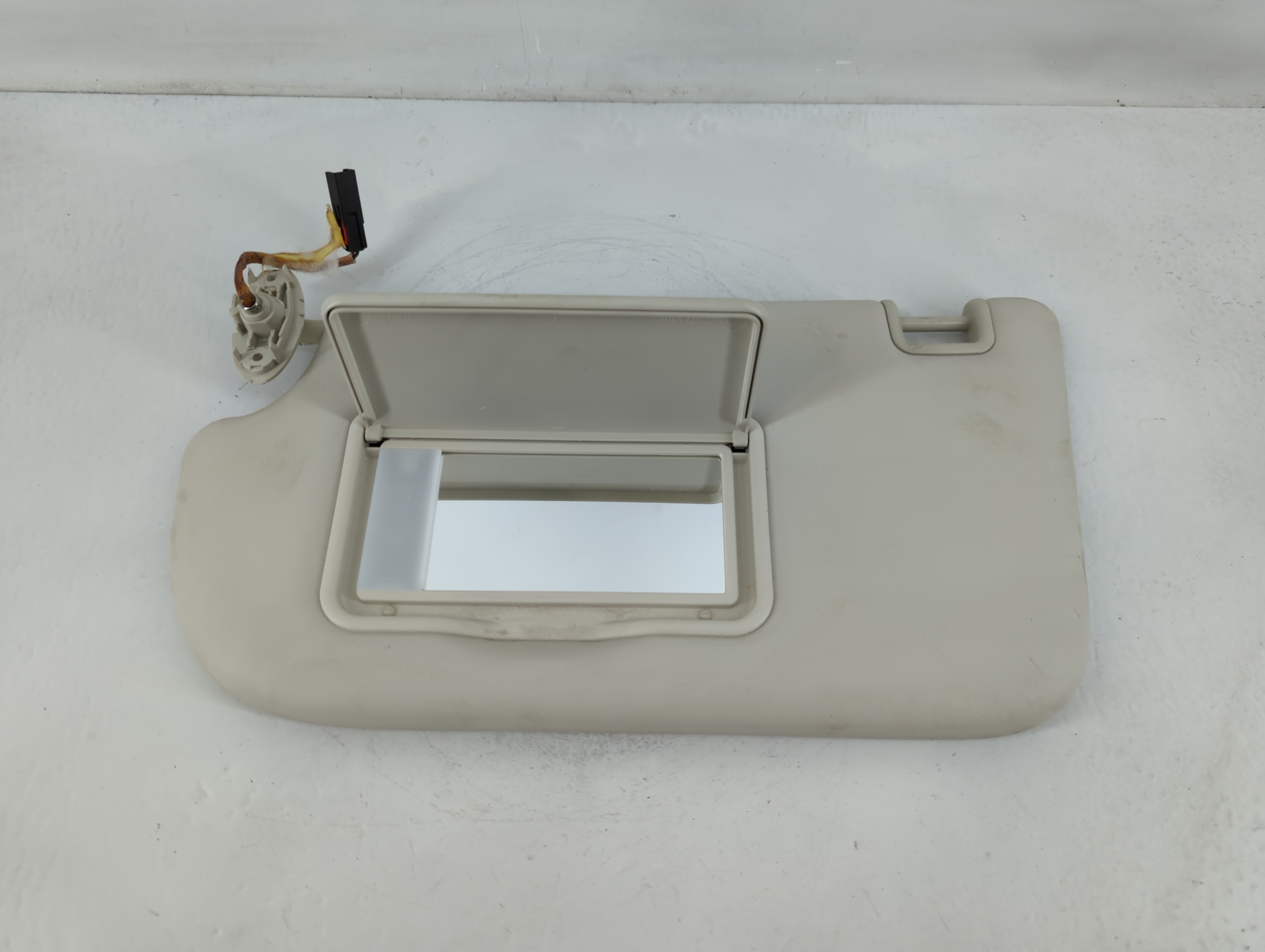 2013-2018 Ford Focus Driver Sun Visor Mirror Left Sunvisor Ivory 826374 - Oemusedautoparts1.com