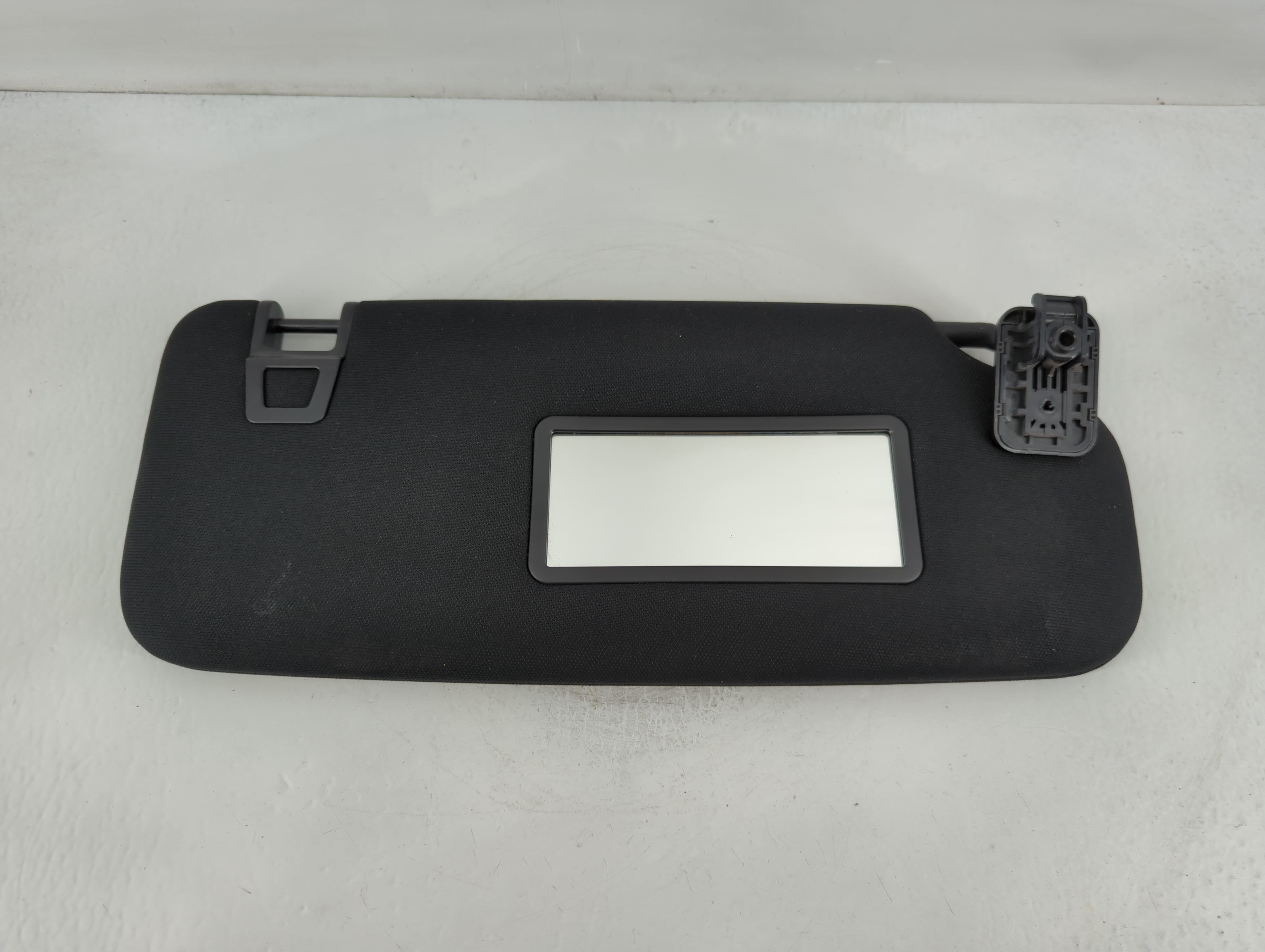 2021 Ford Explorer Passenger Sun Visor Mirror Right Sunvisor Black 826377 - Oemusedautoparts1.com