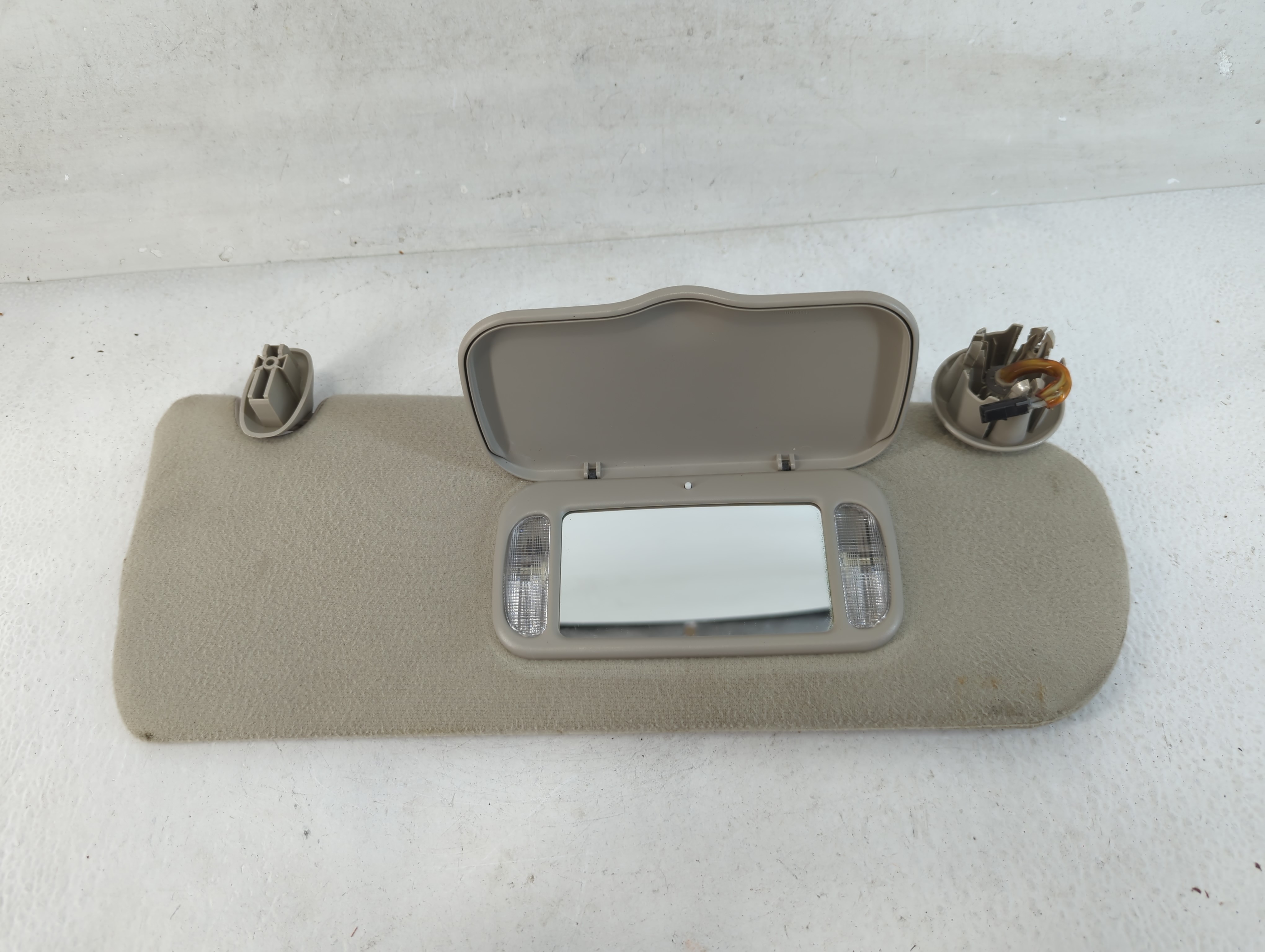 2002-2005 Chevrolet Venture Passenger Sun Visor Mirror Right Sunvisor 826390 - Oemusedautoparts1.com