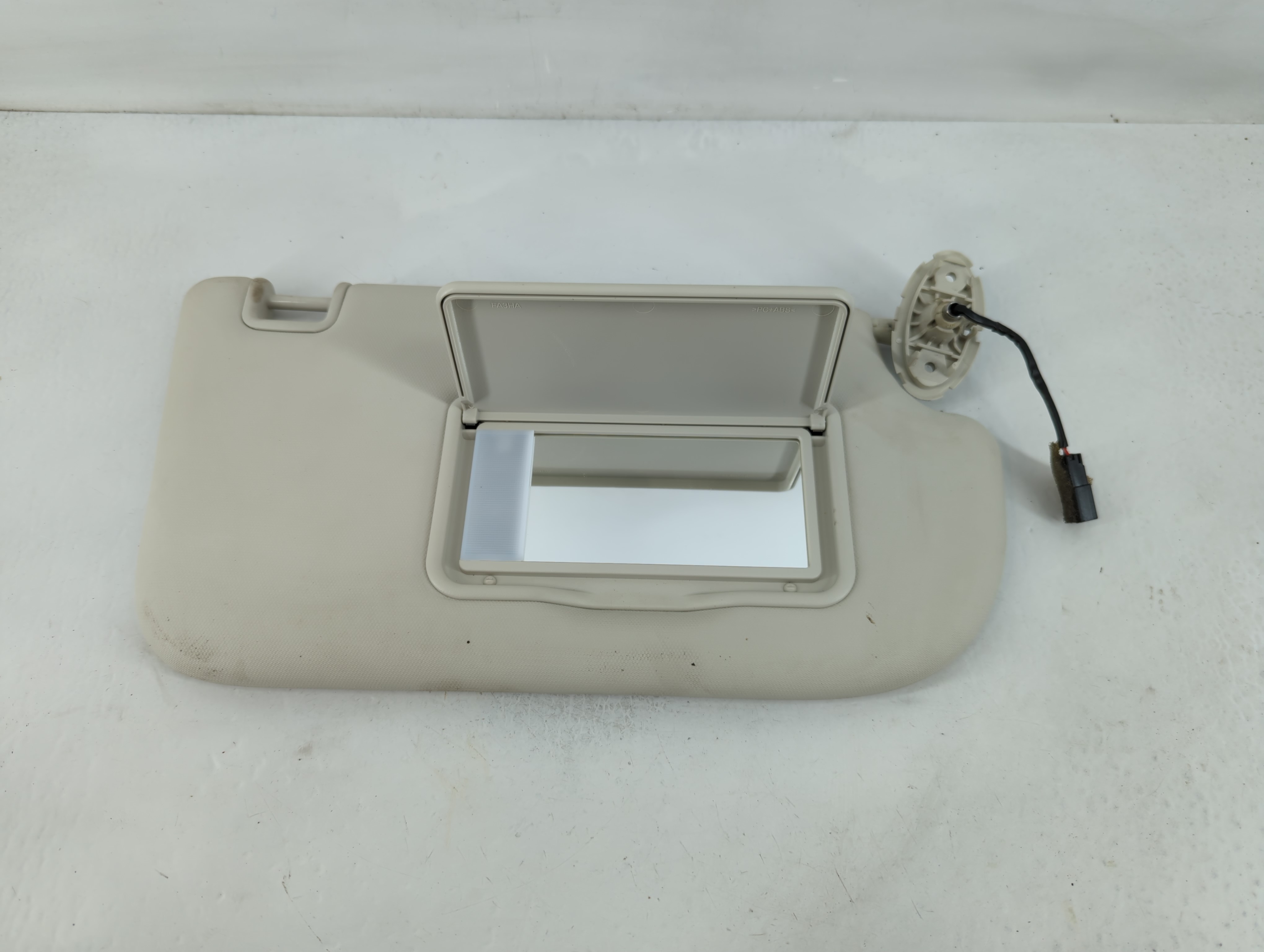 2013-2019 Ford Escape Passenger Sun Visor Mirror Right Sunvisor Ivory 826393 - Oemusedautoparts1.com