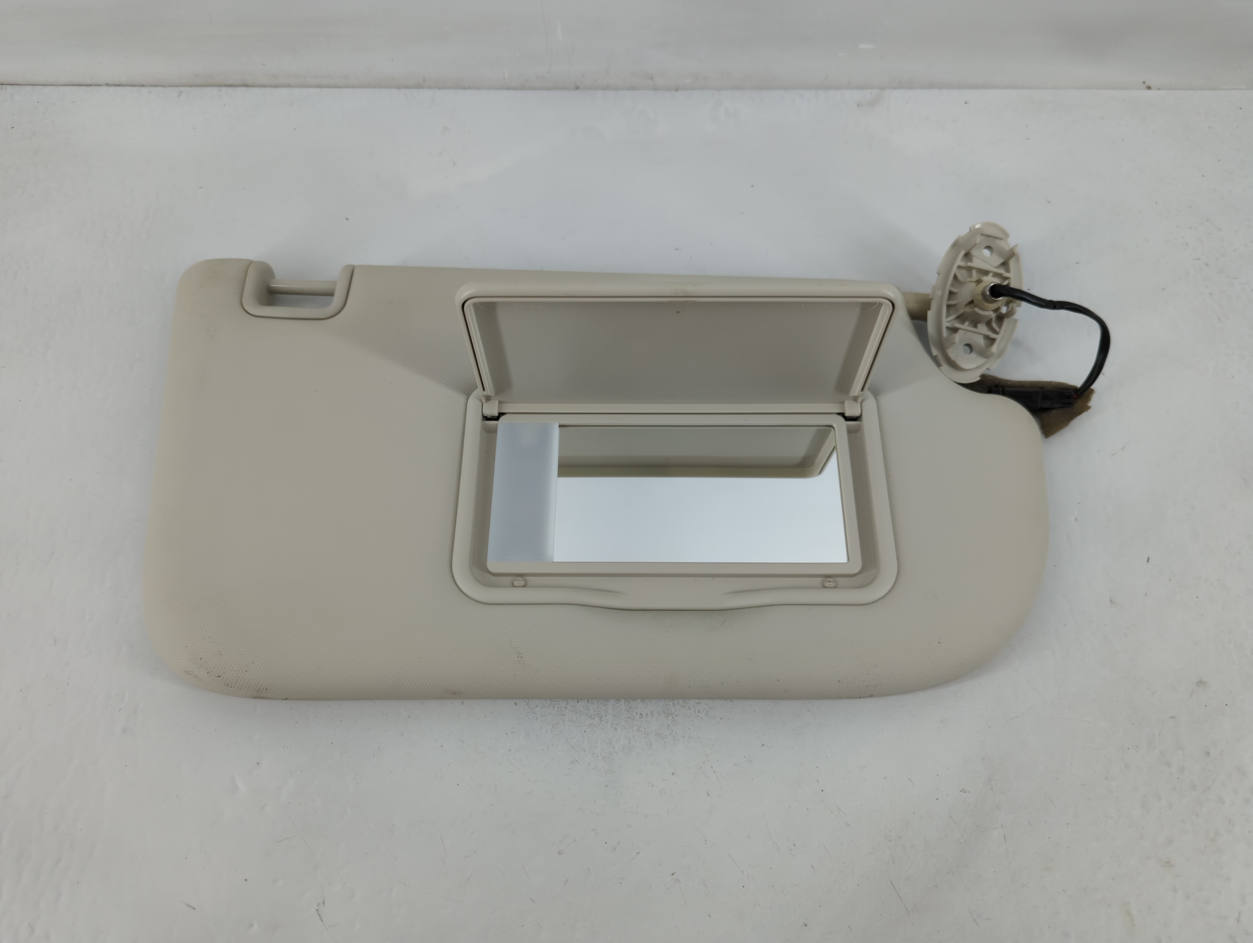 2013-2019 Ford Escape Passenger Sun Visor Mirror Right Sunvisor Ivory 826421 - Oemusedautoparts1.com