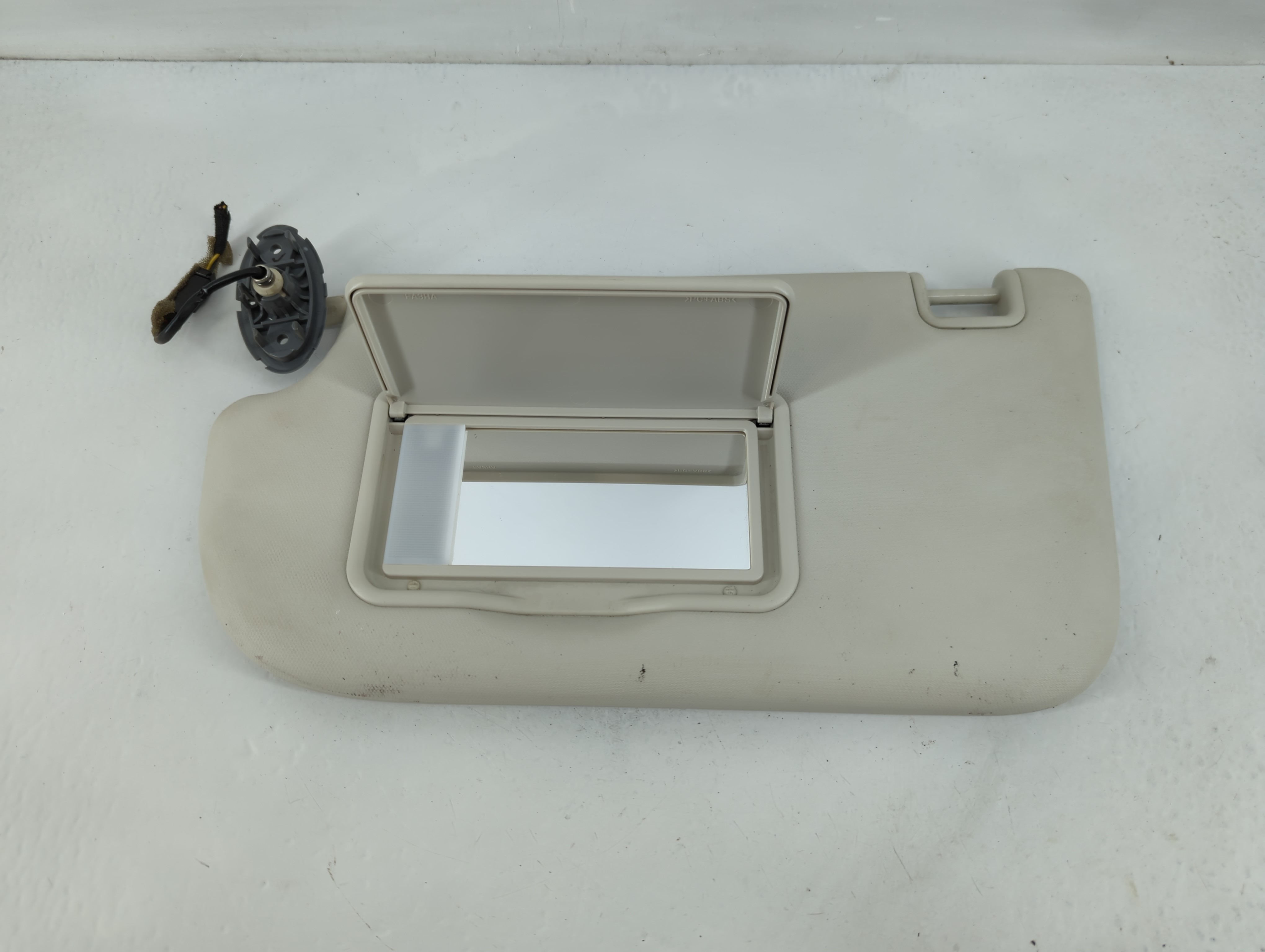 Picture of 2013-2019 Ford Escape Driver Sun Visor Mirror Left Sunvisor Ivory 826434