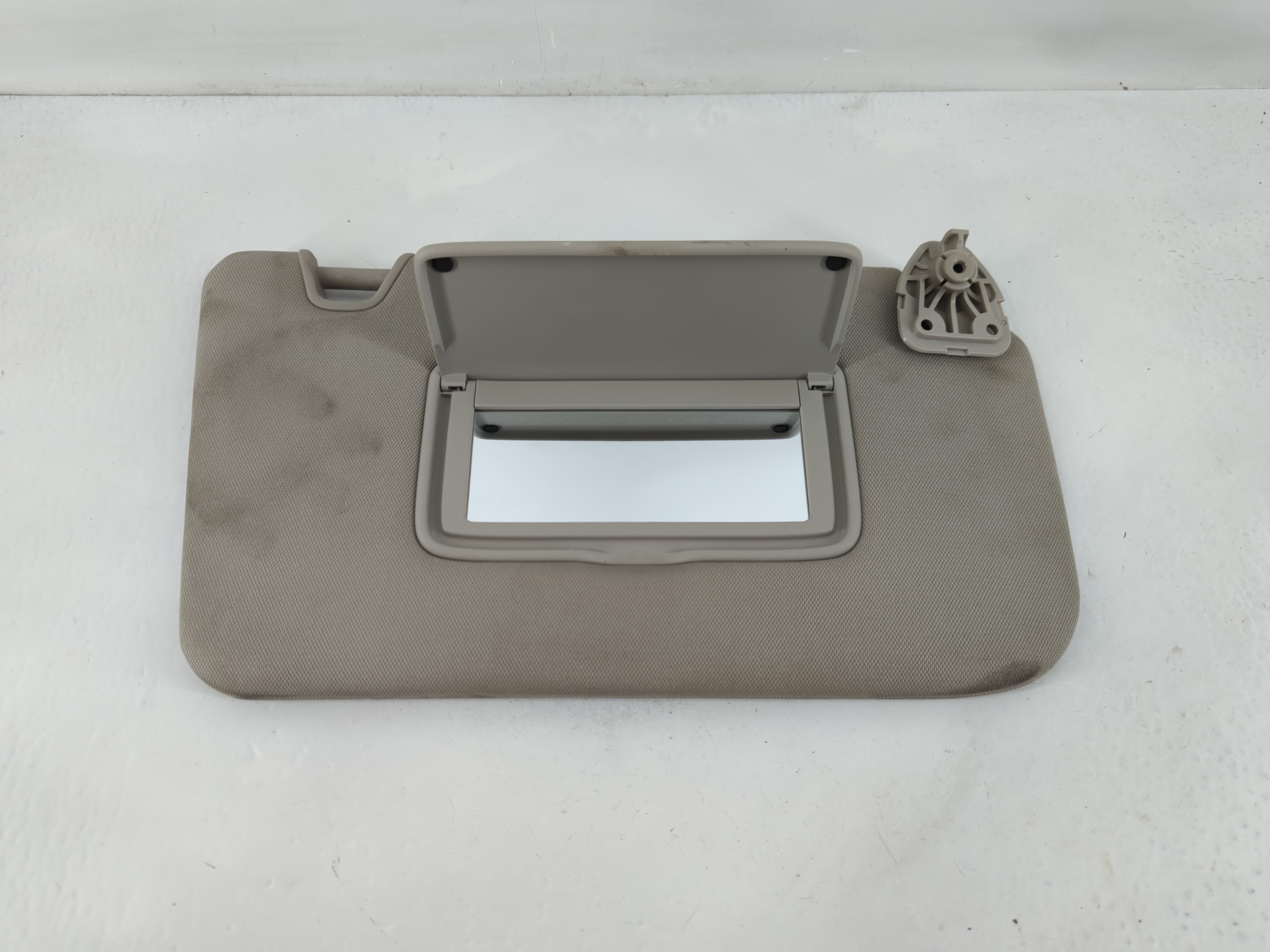 2018-2020 Nissan Rogue Passenger Sun Visor Mirror Right Sunvisor Grey 826466 - Oemusedautoparts1.com
