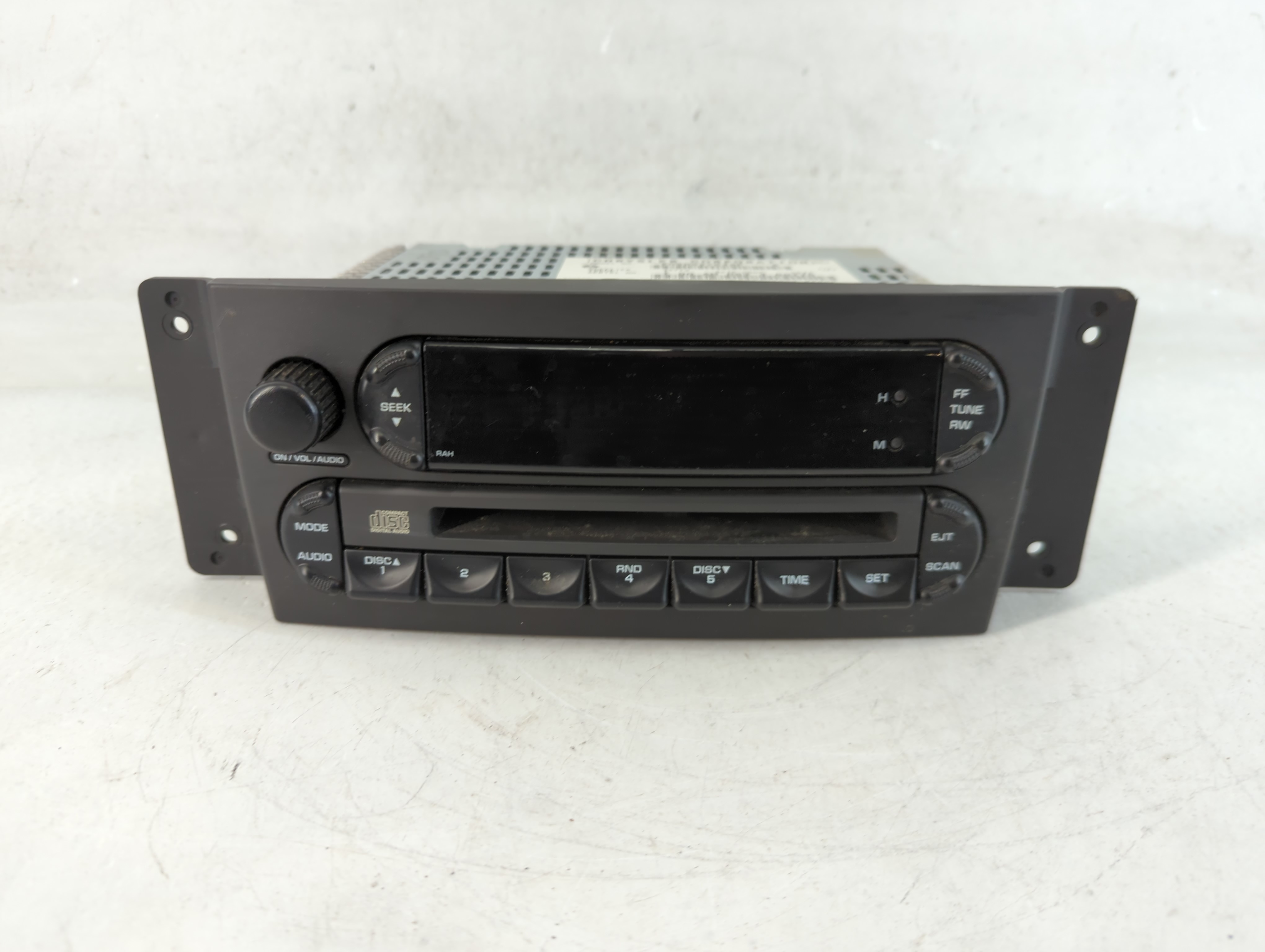 2004-2008 Chrysler Pacifica Am Fm Cd Player Radio Receiver 826547 - Oemusedautoparts1.com