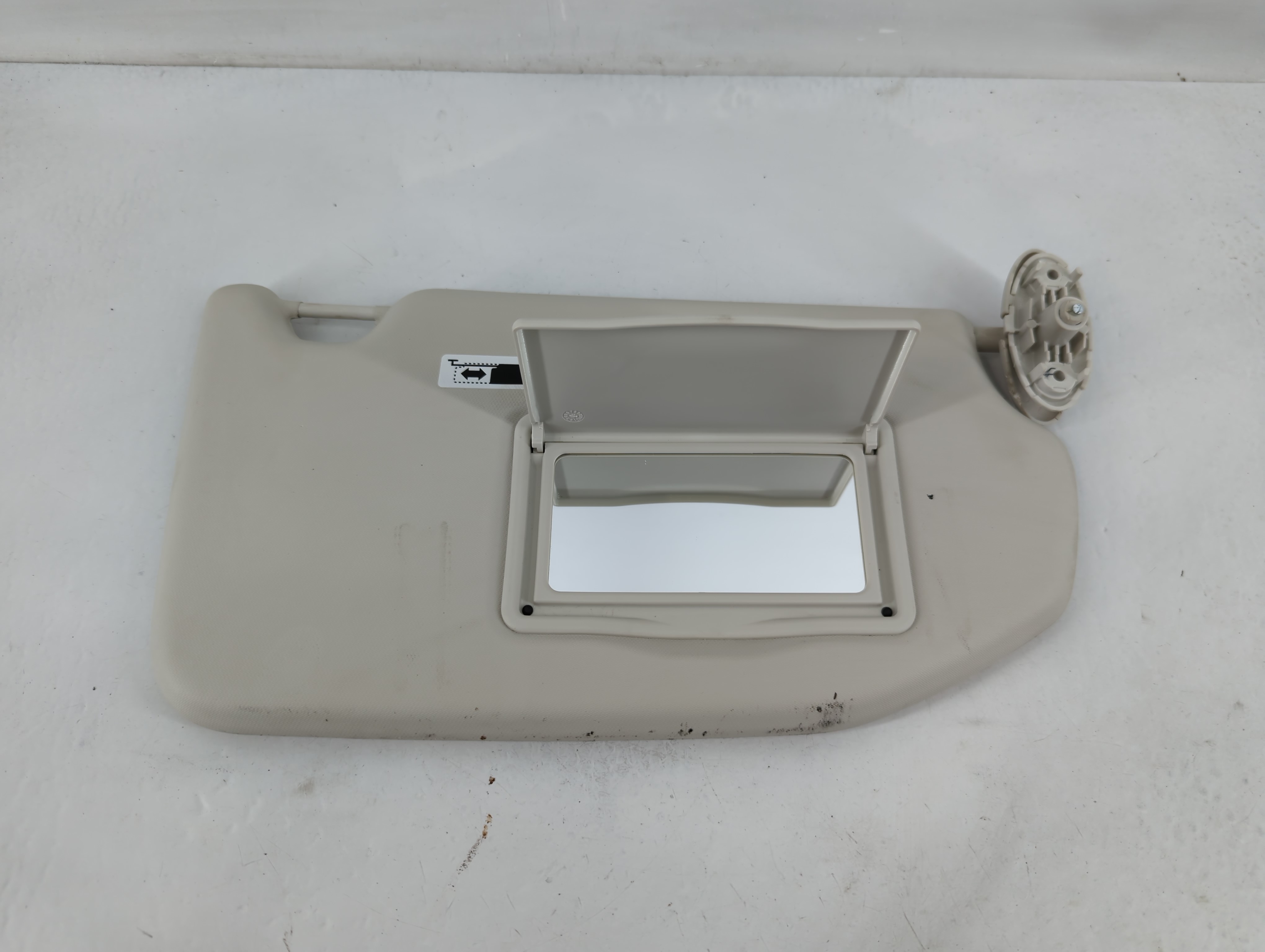 2018-2019 Ford Ecosport Passenger Sun Visor Mirror Right Sunvisor Ivory 826587 - Oemusedautoparts1.com