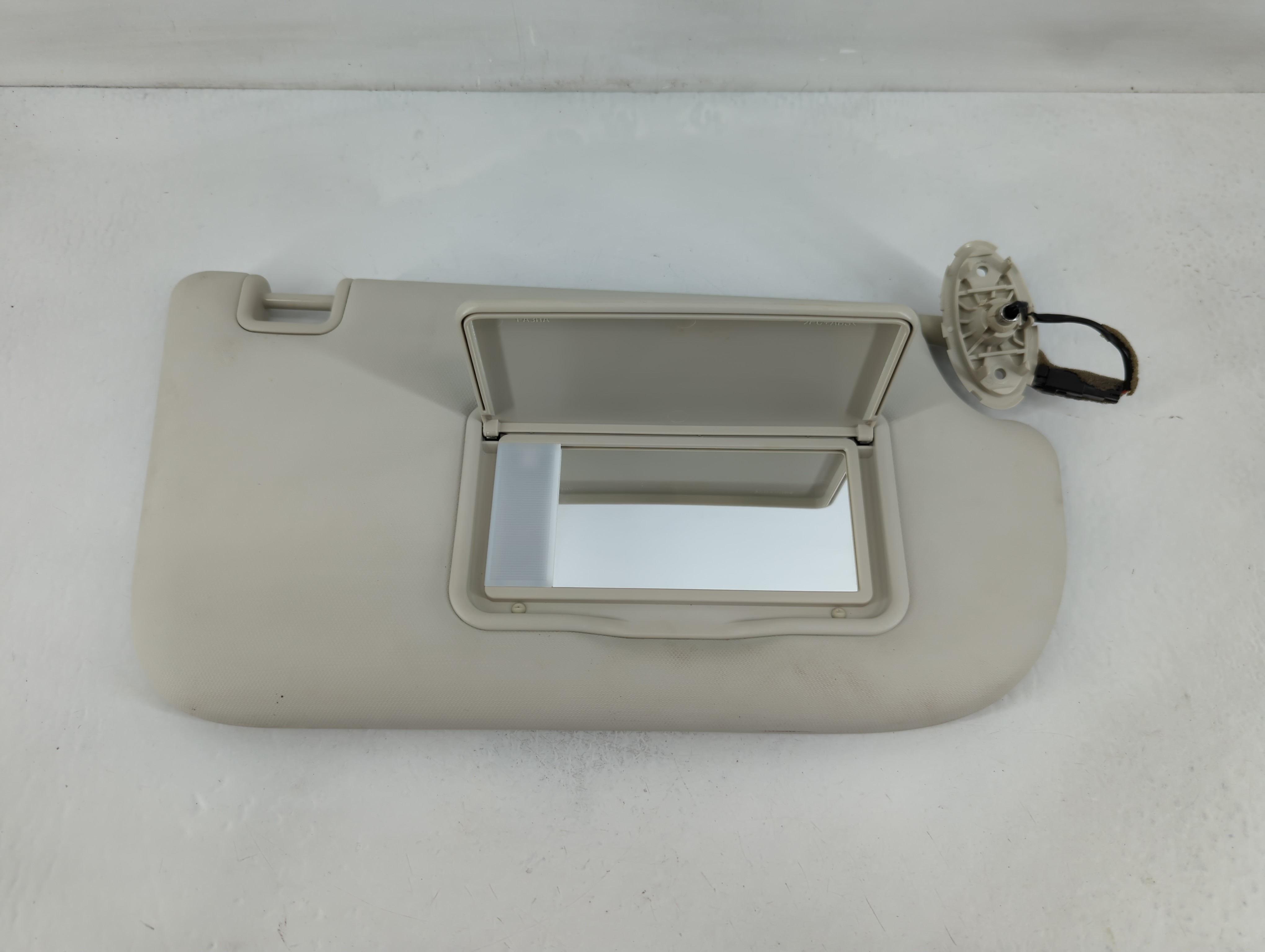 2013-2019 Ford Escape Passenger Sun Visor Mirror Right Sunvisor Ivory 826630 - Oemusedautoparts1.com