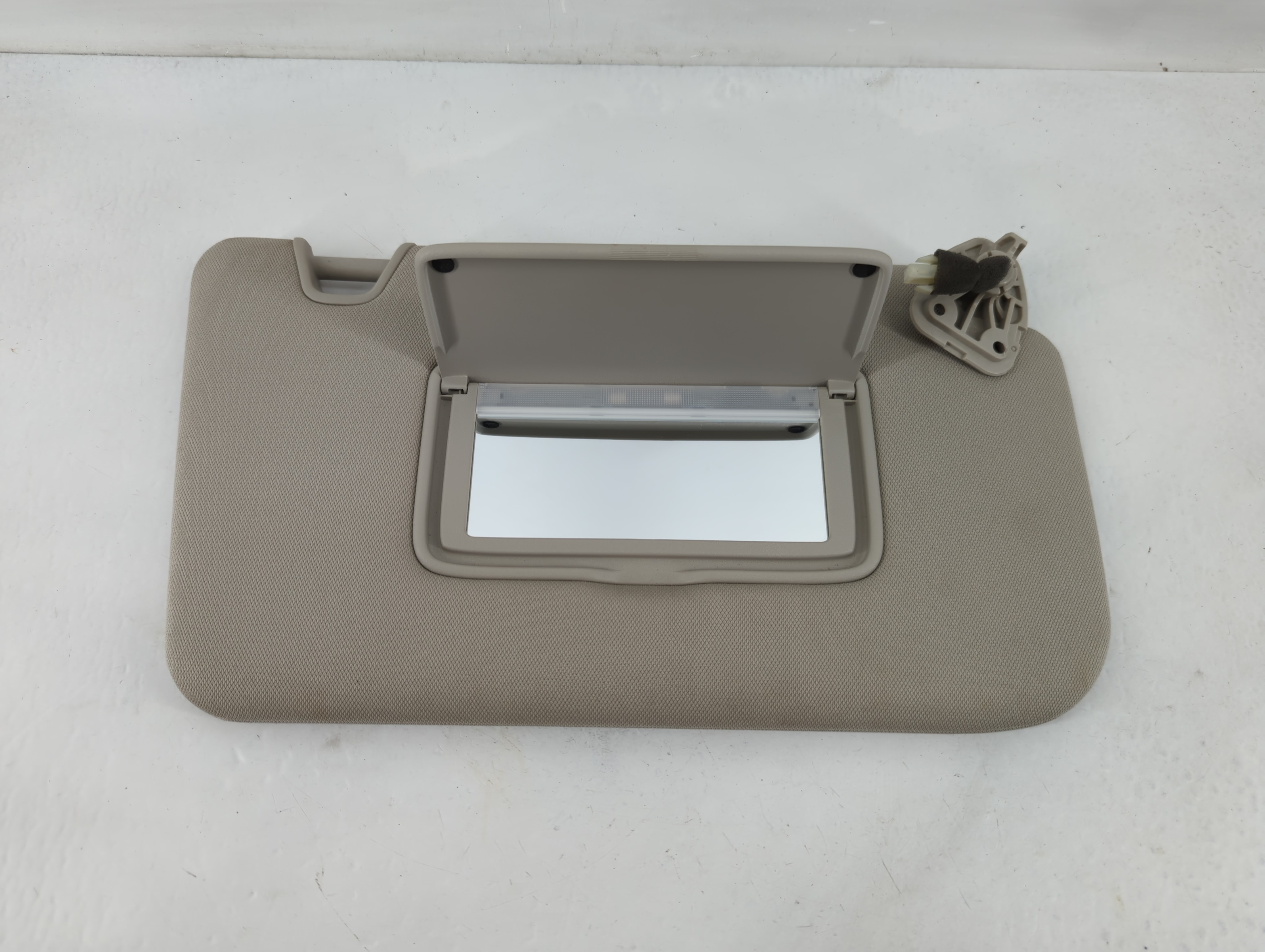 2018-2020 Nissan Rogue Passenger Sun Visor Mirror Right Sunvisor Grey 827468 - Oemusedautoparts1.com