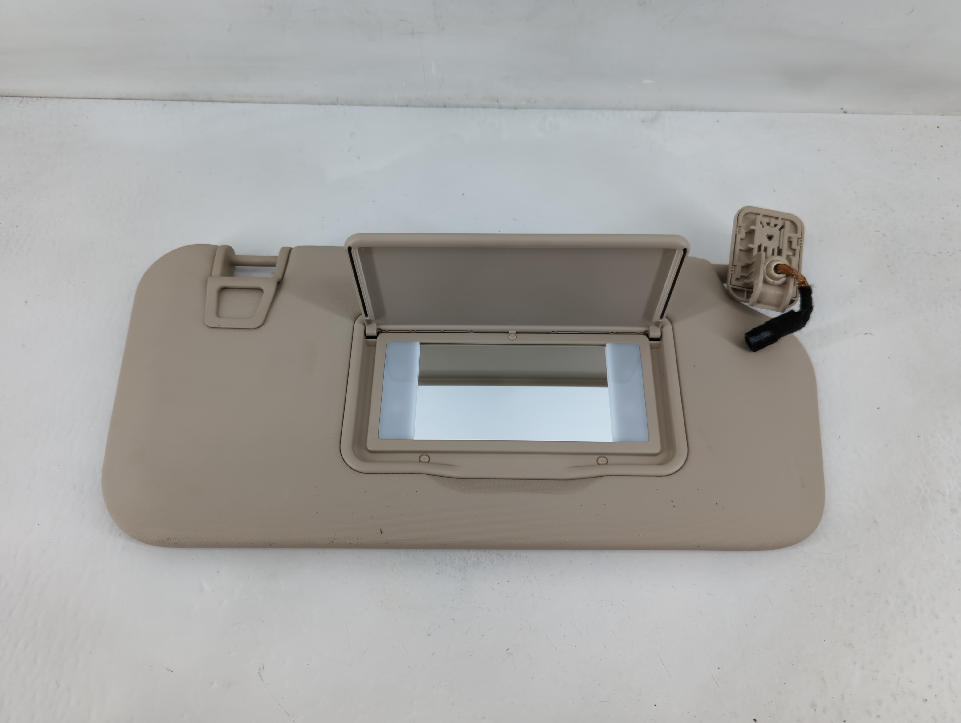 2020-2020 Ford Escape Passenger Sun Visor Mirror Right Sunvisor Beige 827559 - Oemusedautoparts1.com